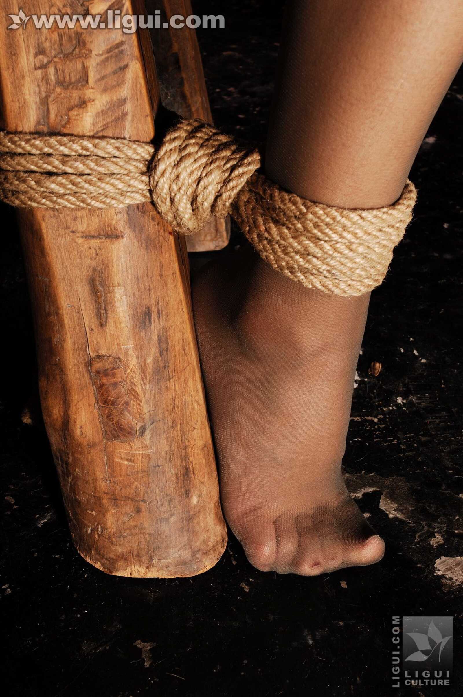 Model 卡鲁鲁《监狱麻绳吊绑制服女白领》 [丽柜美第6张