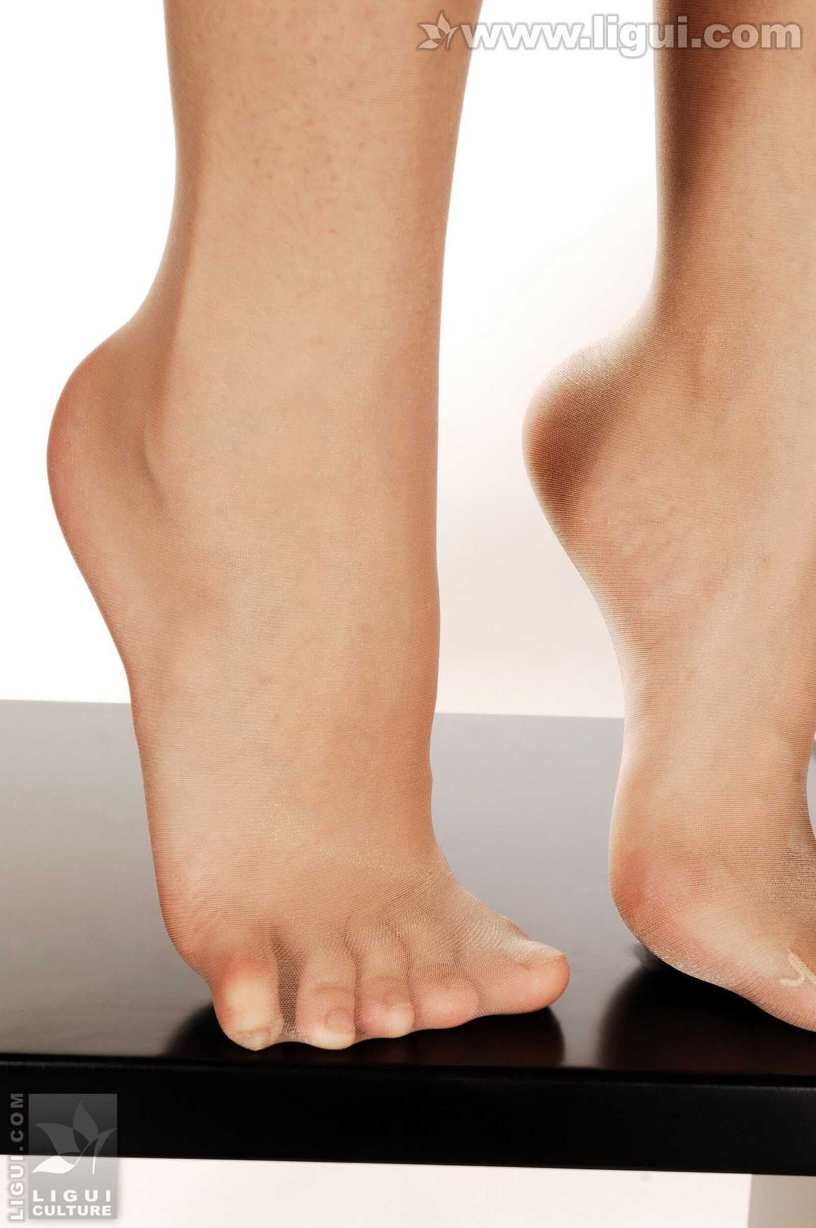 Model 左左《玉足丝袜风情万种》 [丽柜LiGui] 美腿第5张
