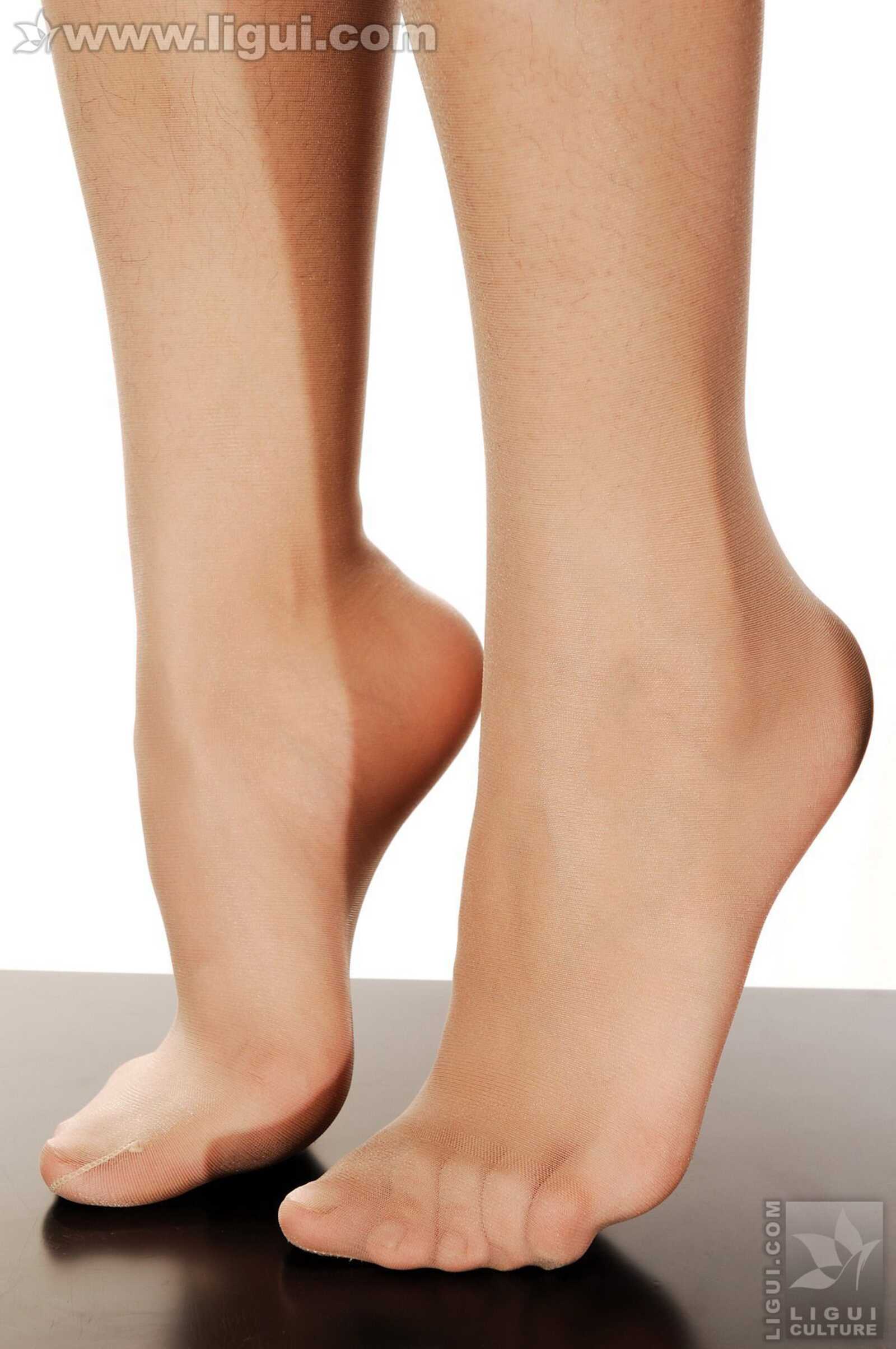 Model 左左《玉足丝袜风情万种》 [丽柜LiGui] 美腿第1张