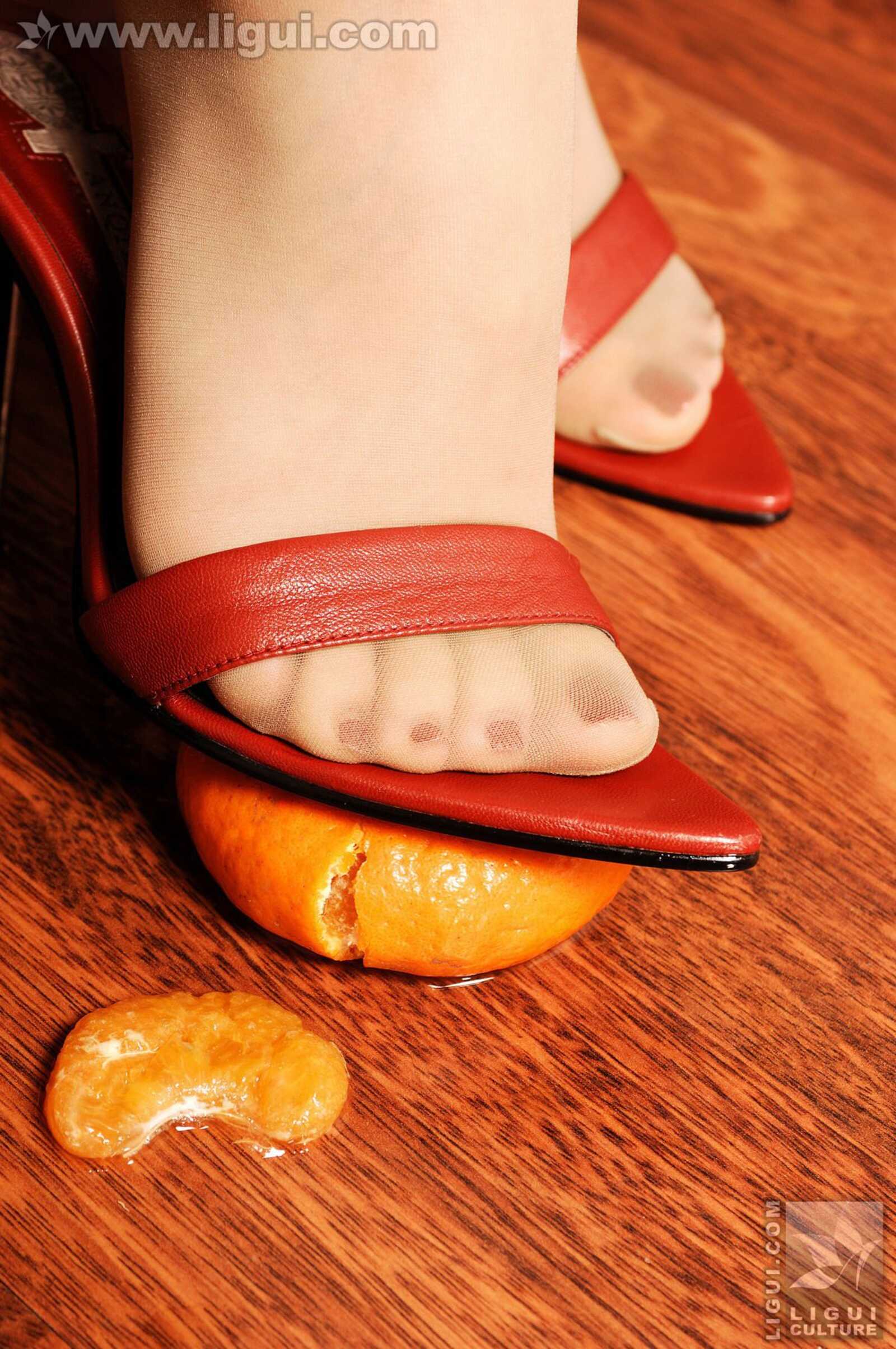 Model 小璐璐《居家风情美足踩踏》 [丽柜LiGui] 美第5张