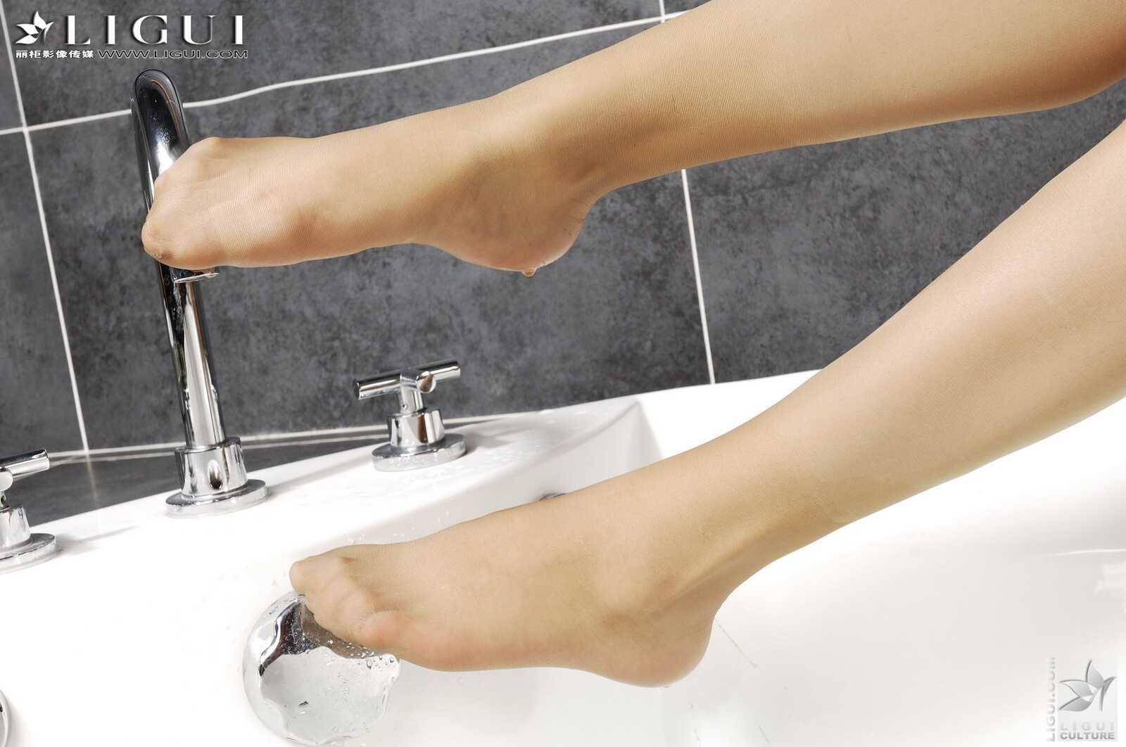 Model 英子《美女护士浴室嬉情》 上下合集 [丽柜第8张