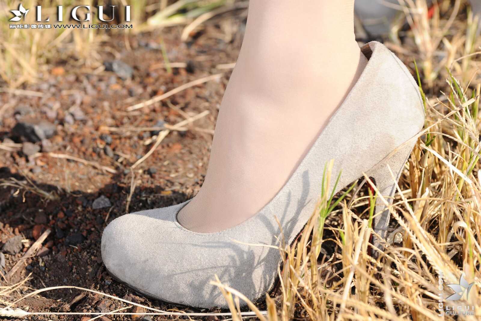 Model 文欣《小镇火车站的美腿诱惑》上下合集第7张