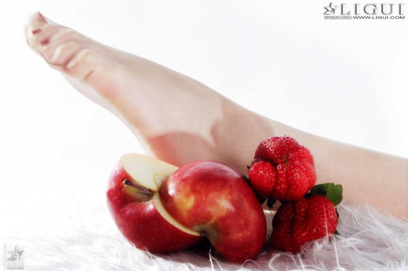 Model 雯雯《水果玉足》 [丽柜LiGui] 美足写真图片第10张