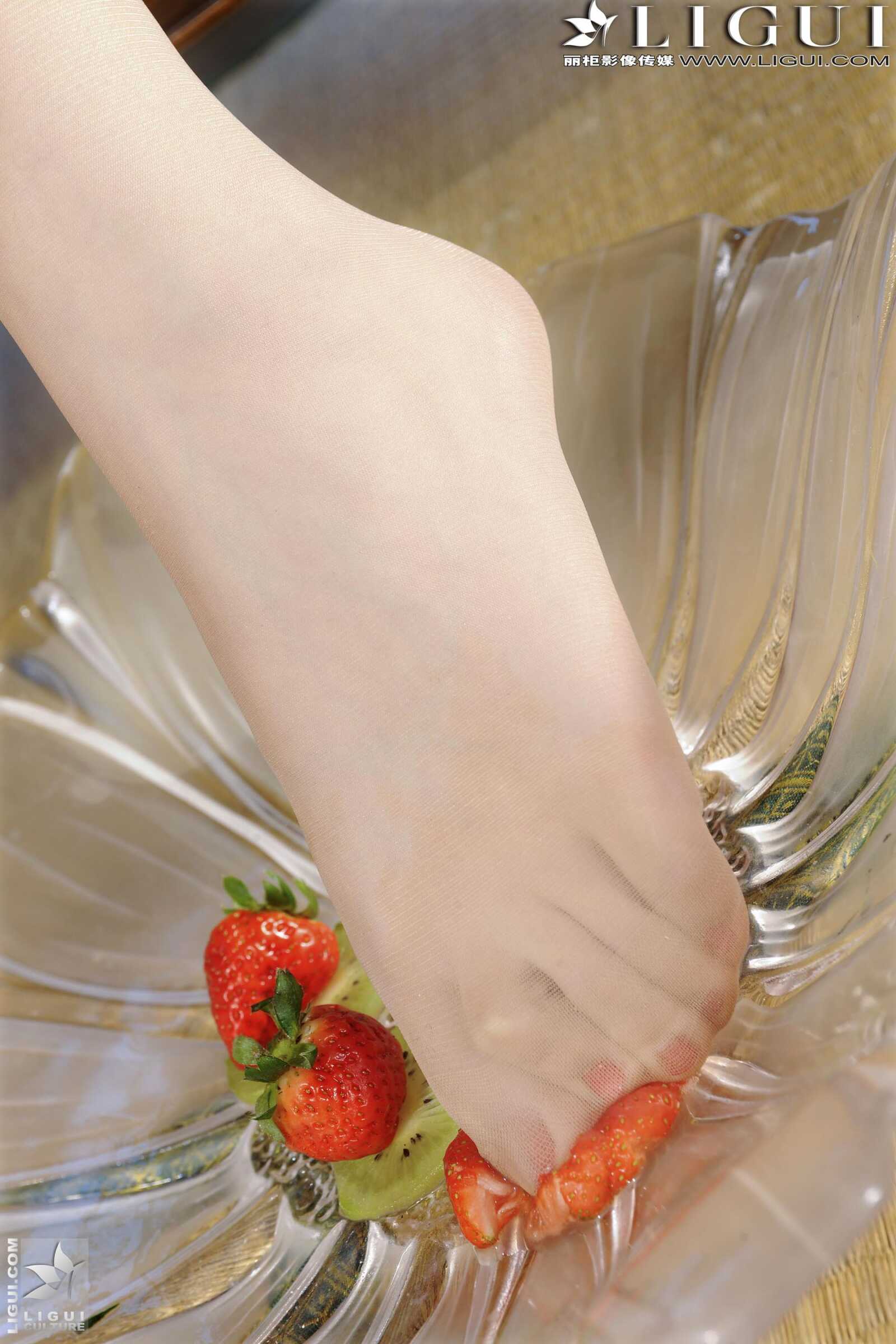 Model 文欣《和服睡衣水果丝足》 [丽柜LiGui] 美腿第1张