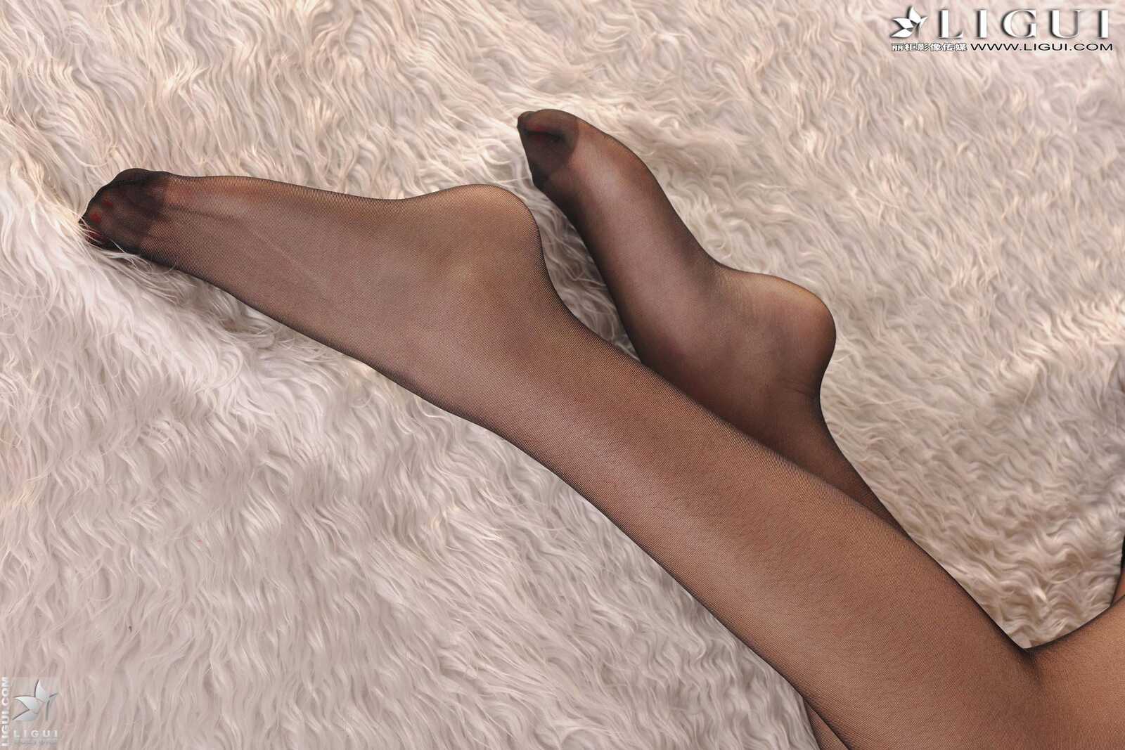 [丽柜LiGui] Model 允儿《黑丝OL职业装》 美腿玉足写第3张