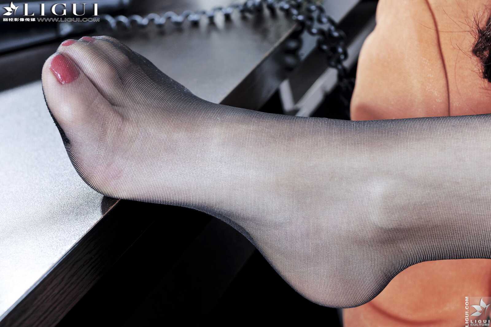 Model 晴晴、安娜《办公室丝袜诱惑》 [丽柜LiGui第4张