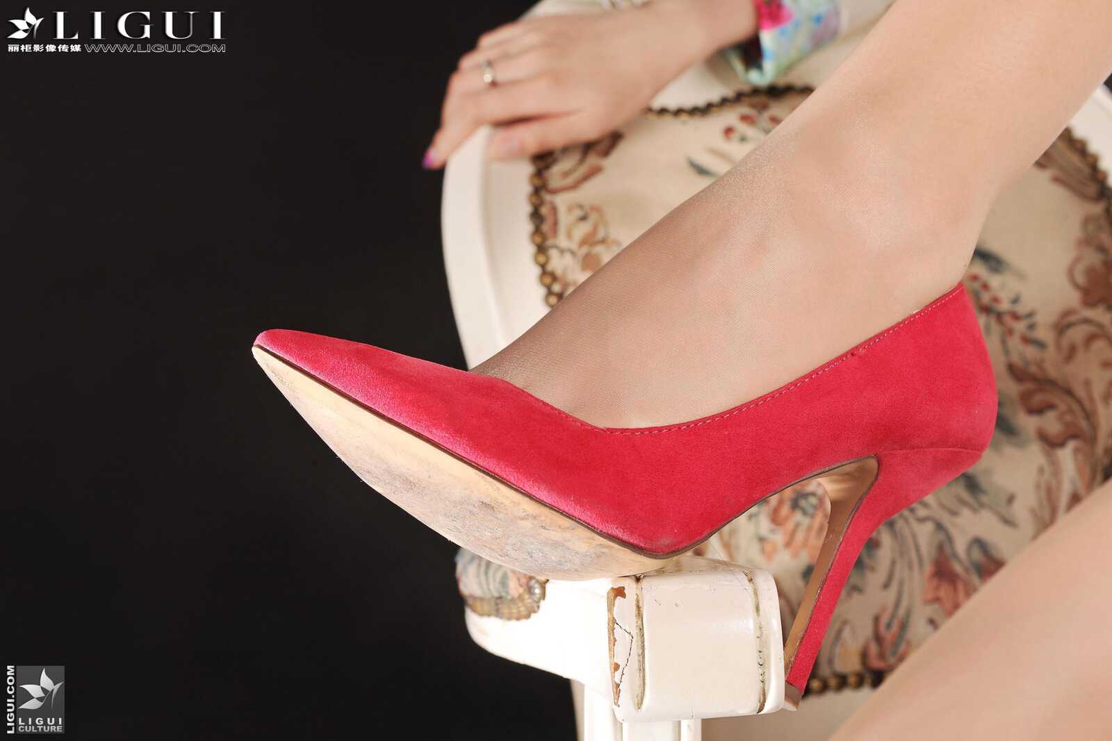 [丽柜贵足LiGui] Model 文欣《OL红高跟丝足》上下全第11张