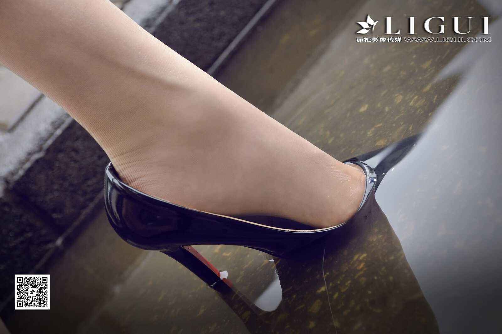 可馨《下雨天街拍OL》 [丽柜] 美腿丝足写真集第7张
