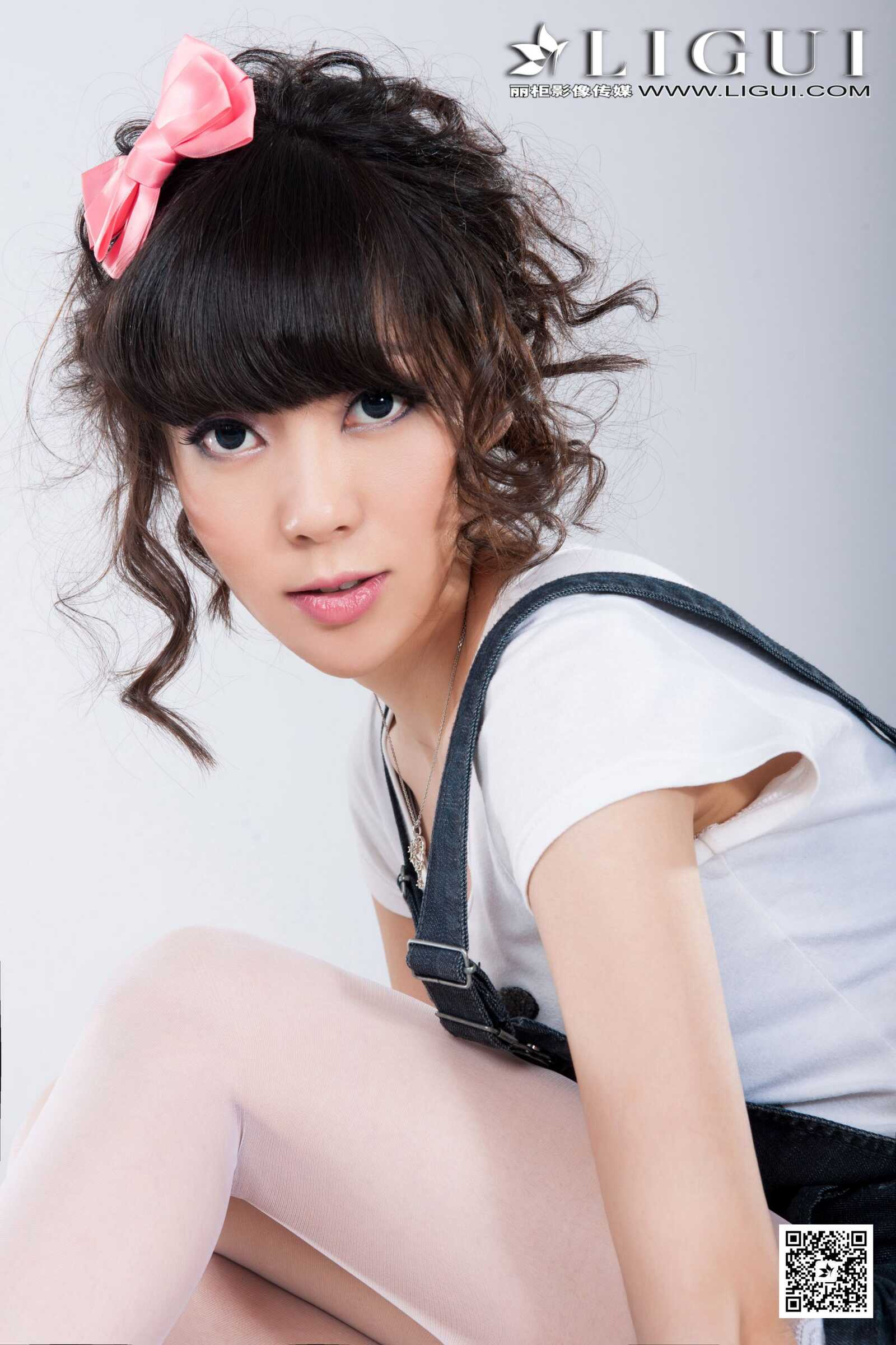 Model 乐乐《可爱吊带牛仔+白丝高跟》上中下全集第6张