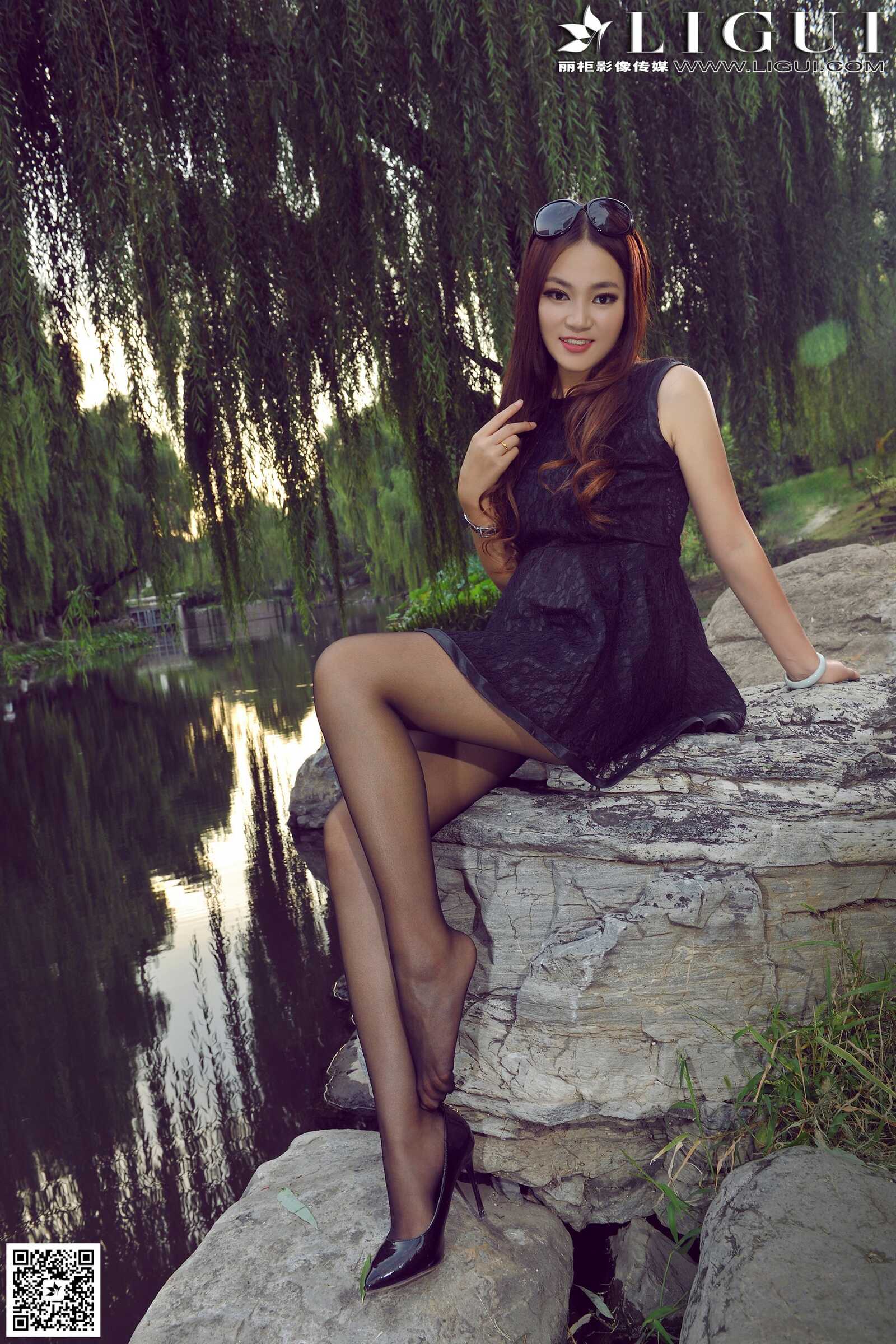 Model 叶子《公园黑丝高跟时尚外拍》上下全集第11张