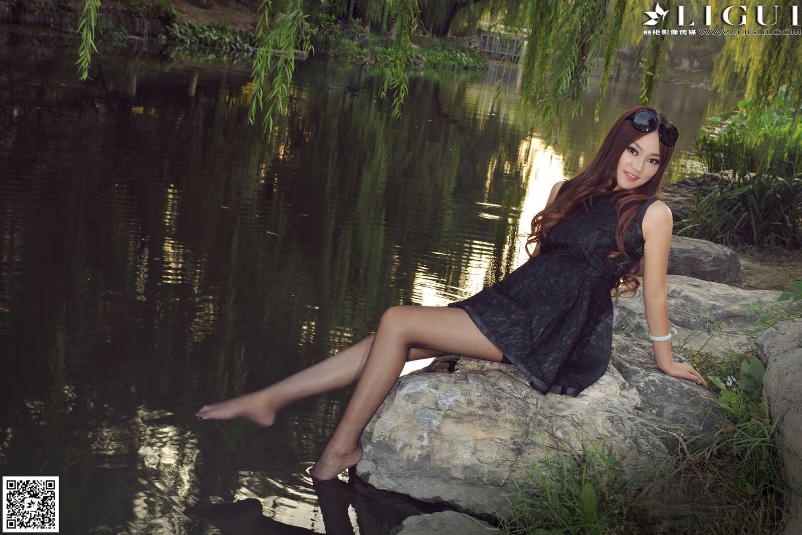 Model 叶子《公园黑丝高跟时尚外拍》上下全集第7张