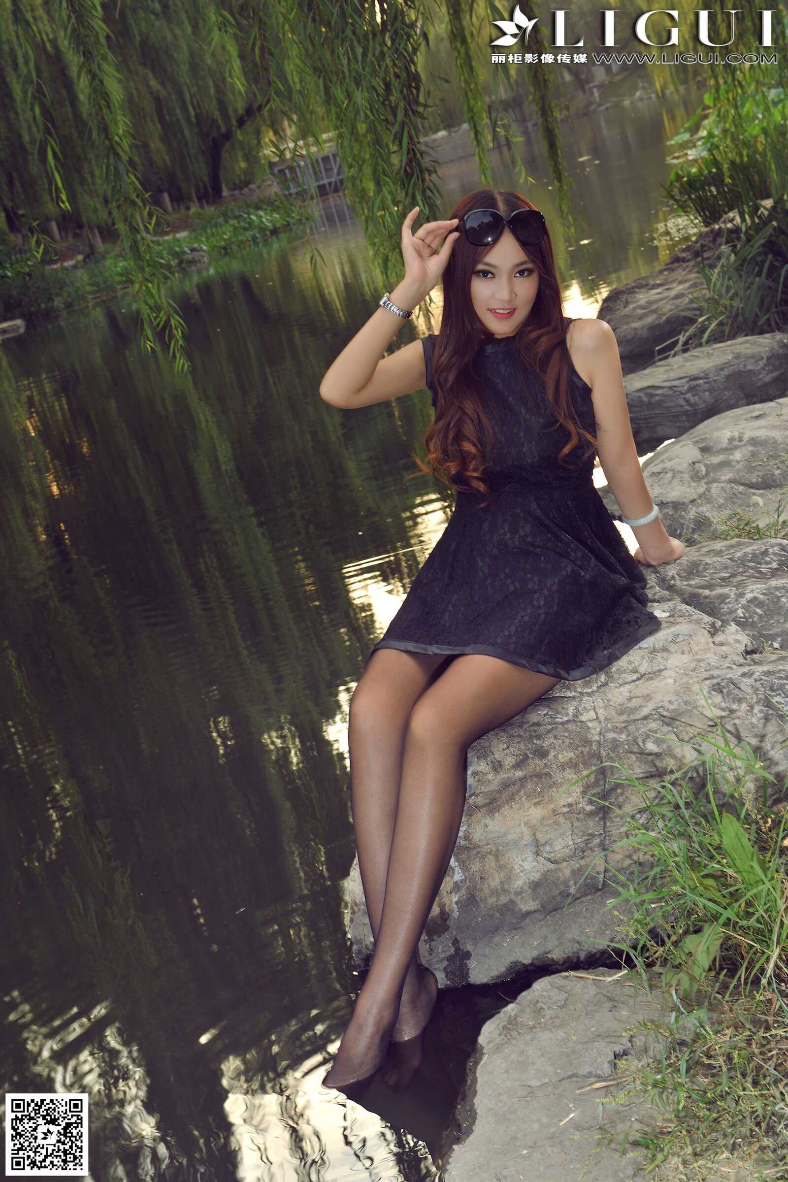 Model 叶子《公园黑丝高跟时尚外拍》上下全集第3张