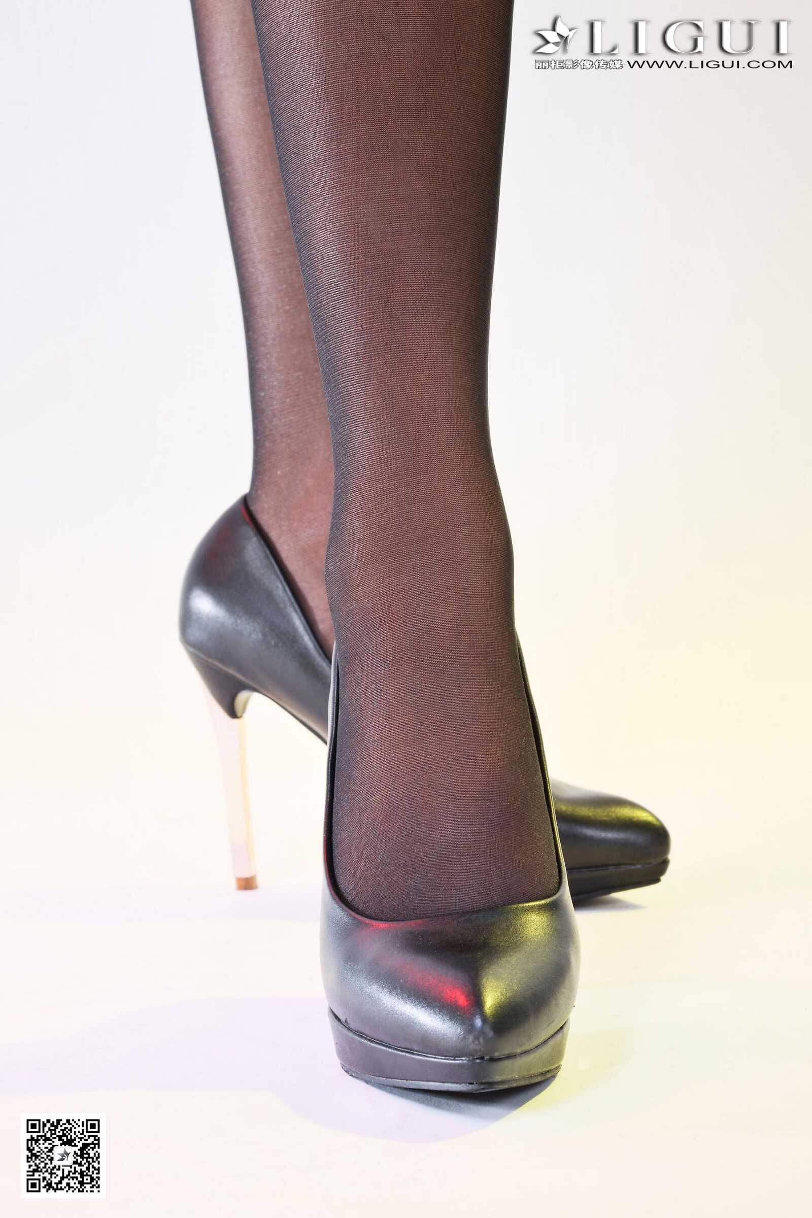 [丽柜LiGui] Model 微微《和服黑丝美足》美腿玉足写第15张
