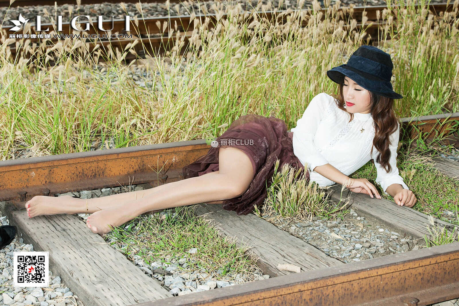 Model 思彤《时尚美腿唯美外拍》 [丽柜Ligui] 写真第3张
