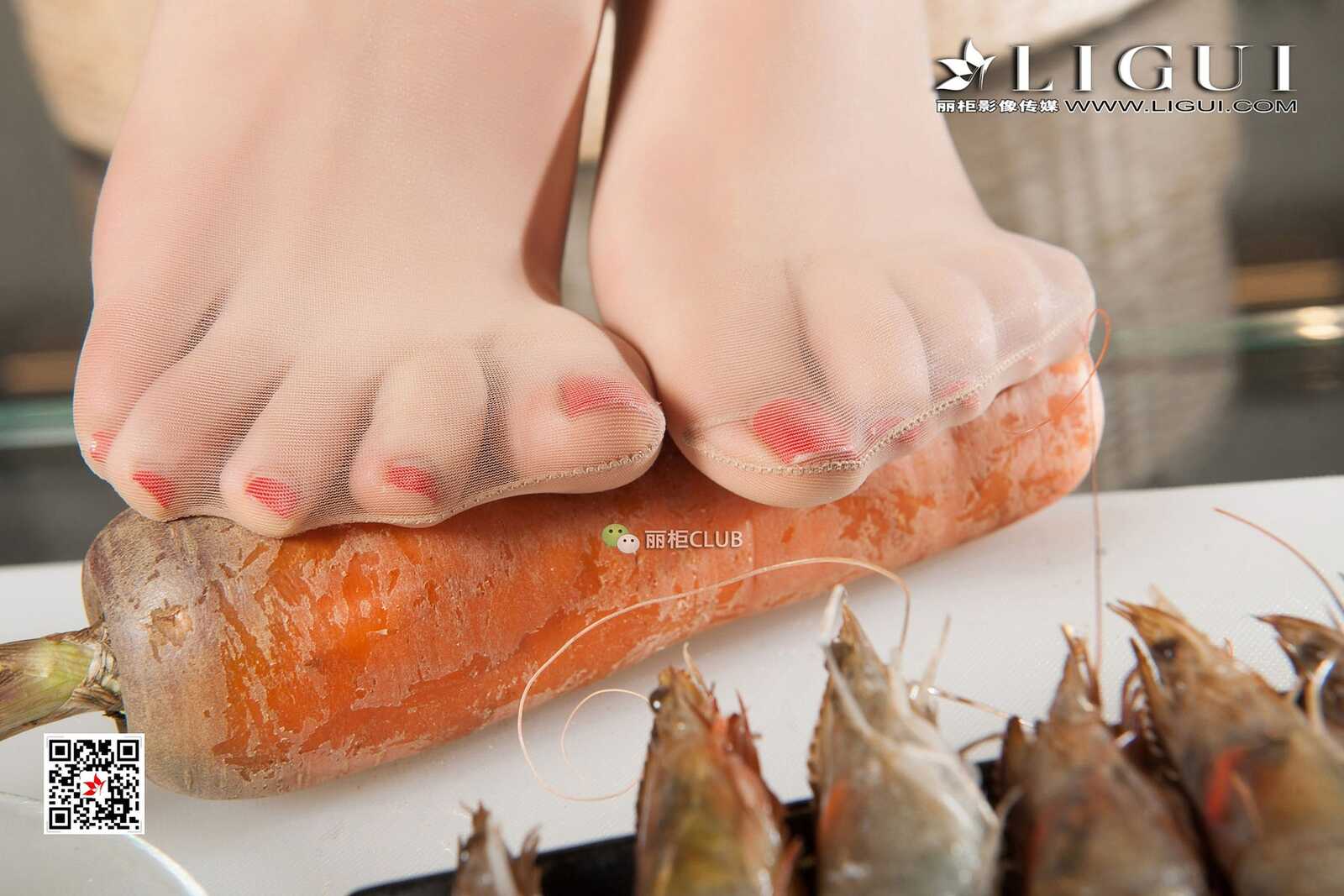 Model 雪糕《OL+美食丝足》 [丽柜Ligui] 写真集第10张