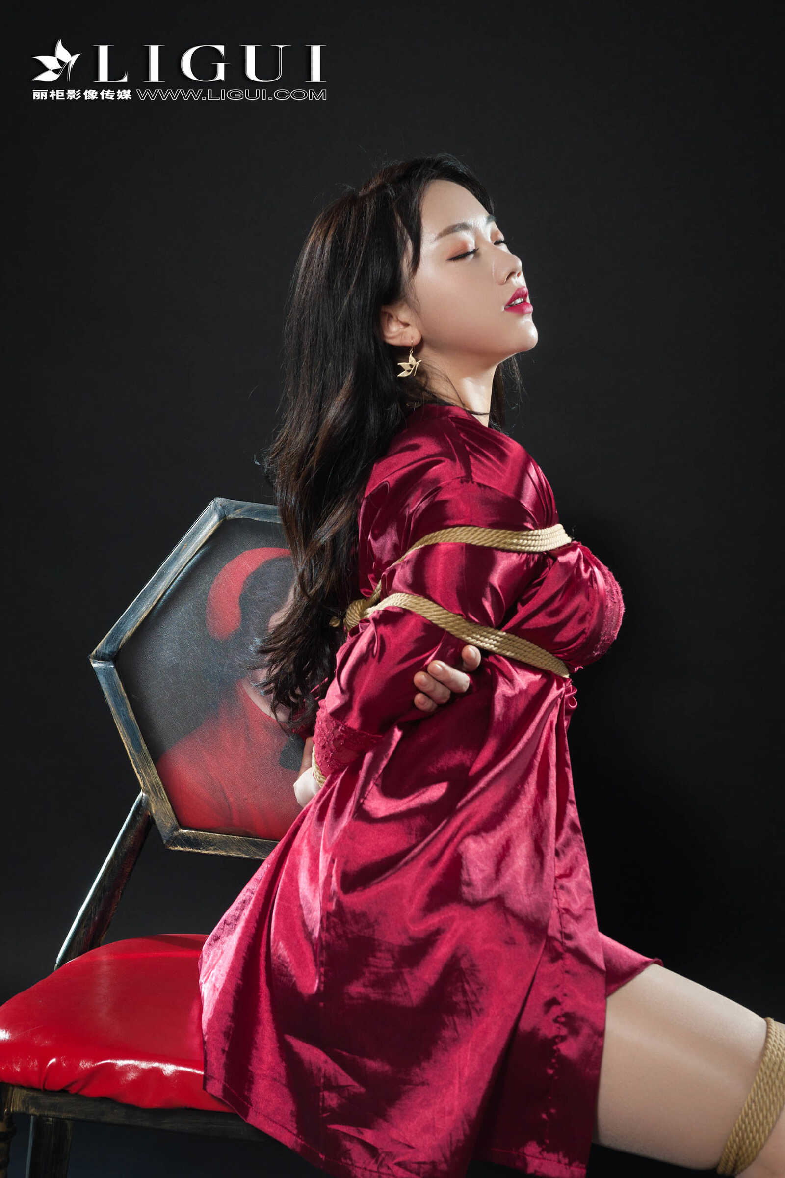 腿模然然《优雅高贵睡衣丝足》 [丽柜Ligui] 写真第4张