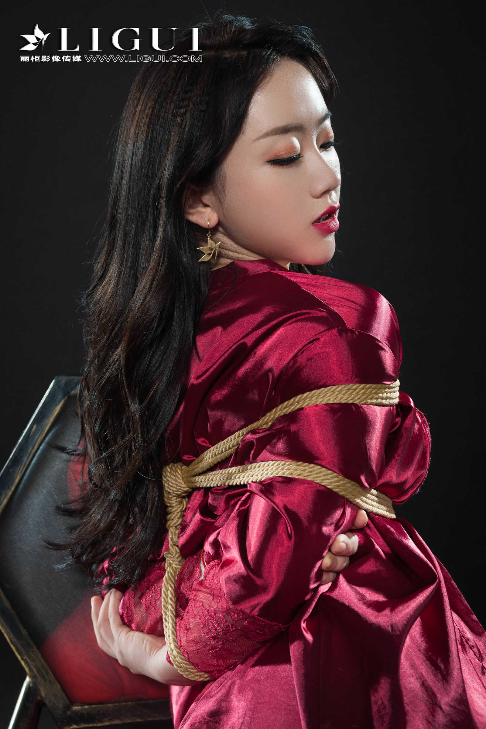 腿模然然《优雅高贵睡衣丝足》 [丽柜Ligui] 写真第3张