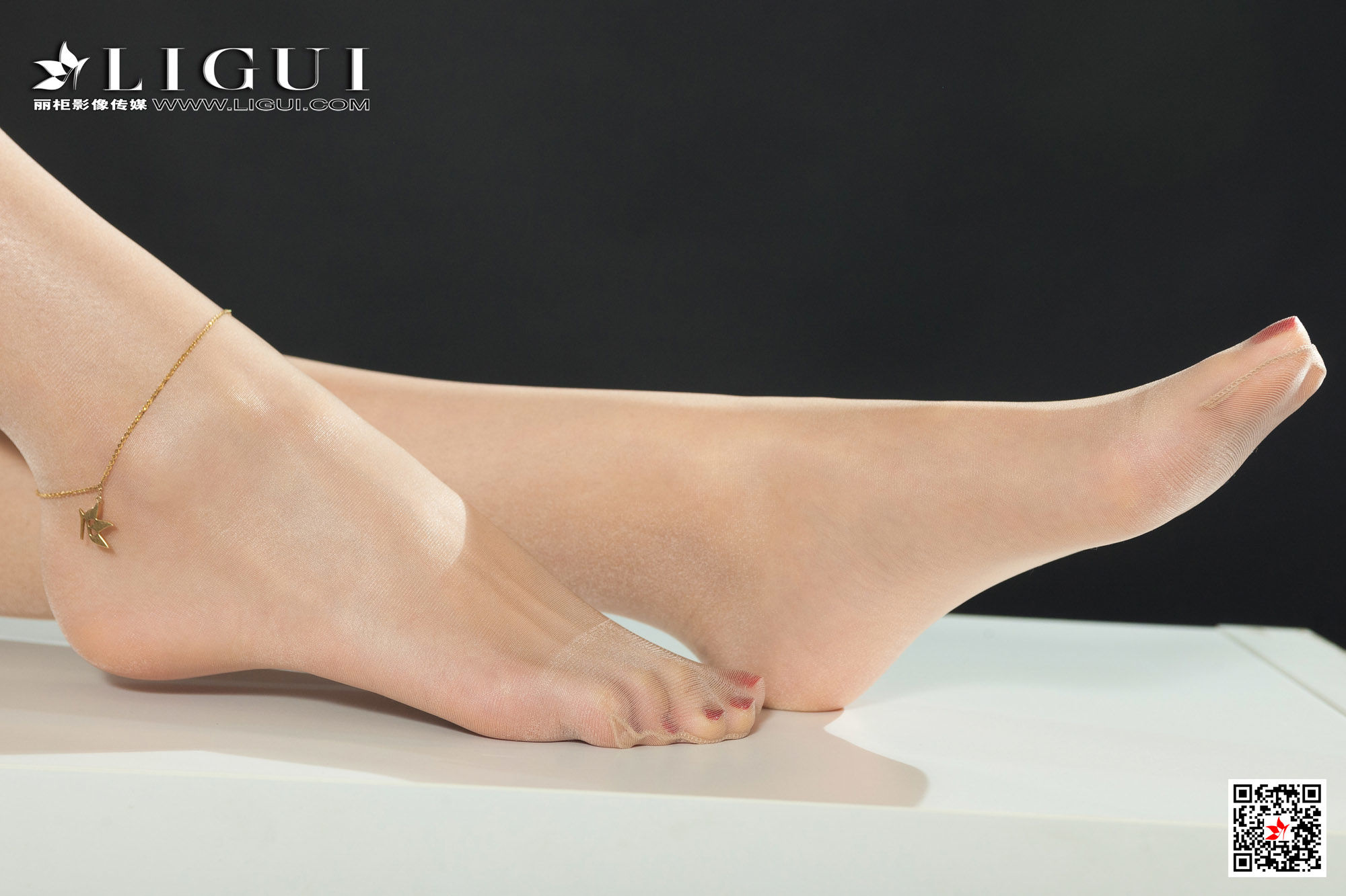 王炜炜《性感白衬衫女郎》 [丽柜Ligui] 写真集第4张