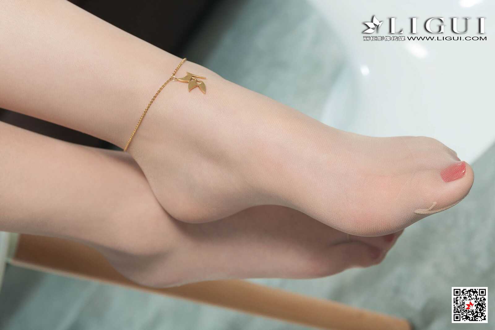 Model 伊伊《肉丝美腿高跟OL》 [丽柜LIGUI] 网络丽人第1张