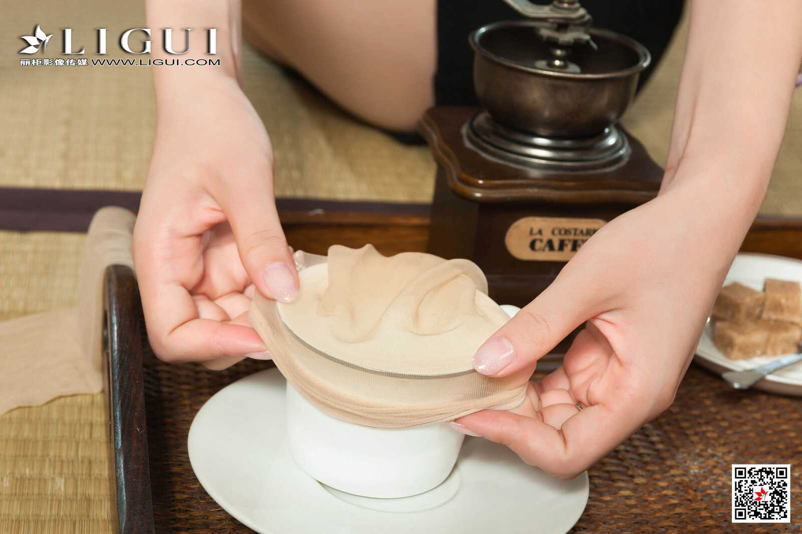 甜甜《肉丝袜美味咖啡》 [丽柜Ligui] 写真集第4张