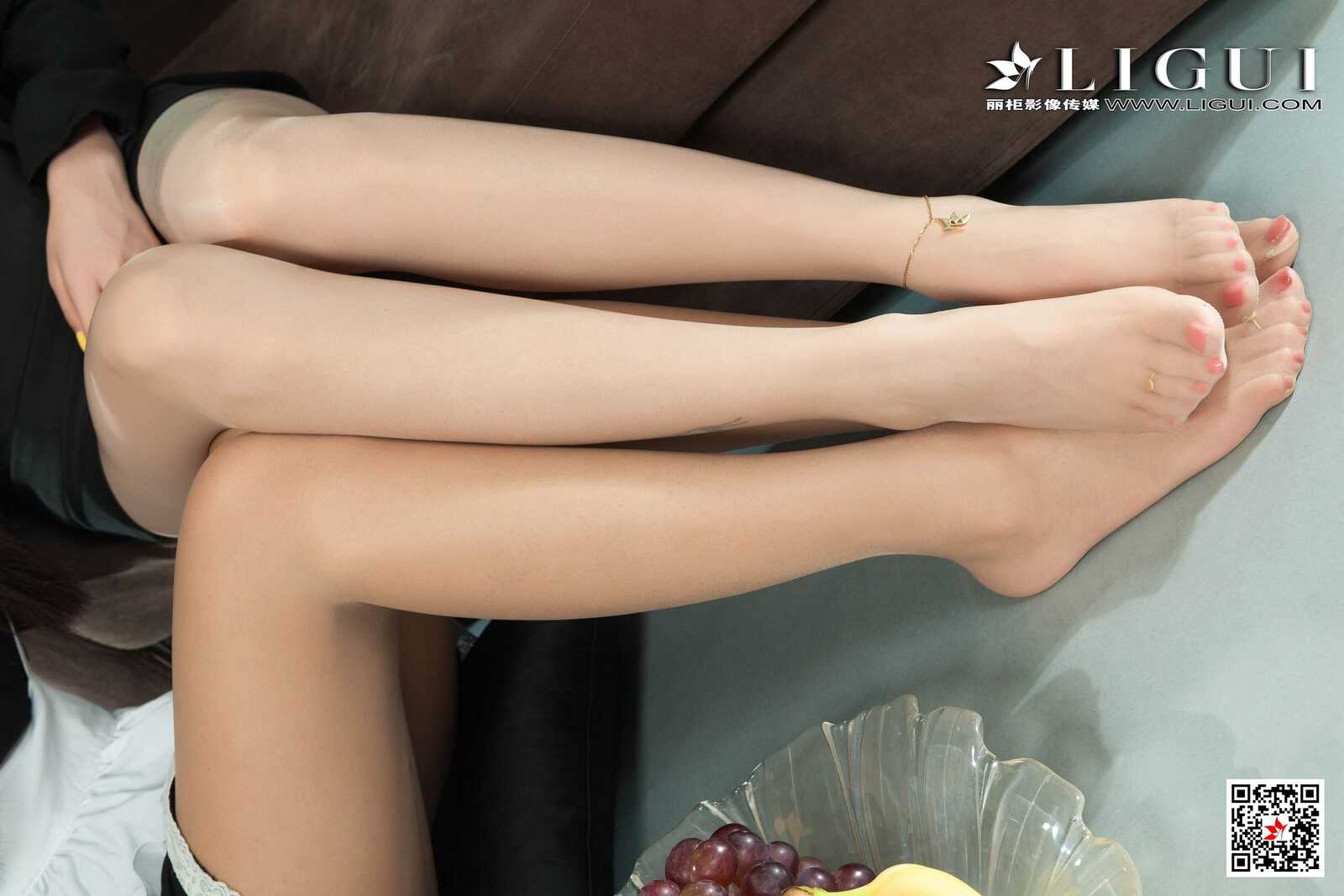 轩轩&amp;amp;甜甜《诱人的丝足水果》 [丽柜Ligui] 写真第2张