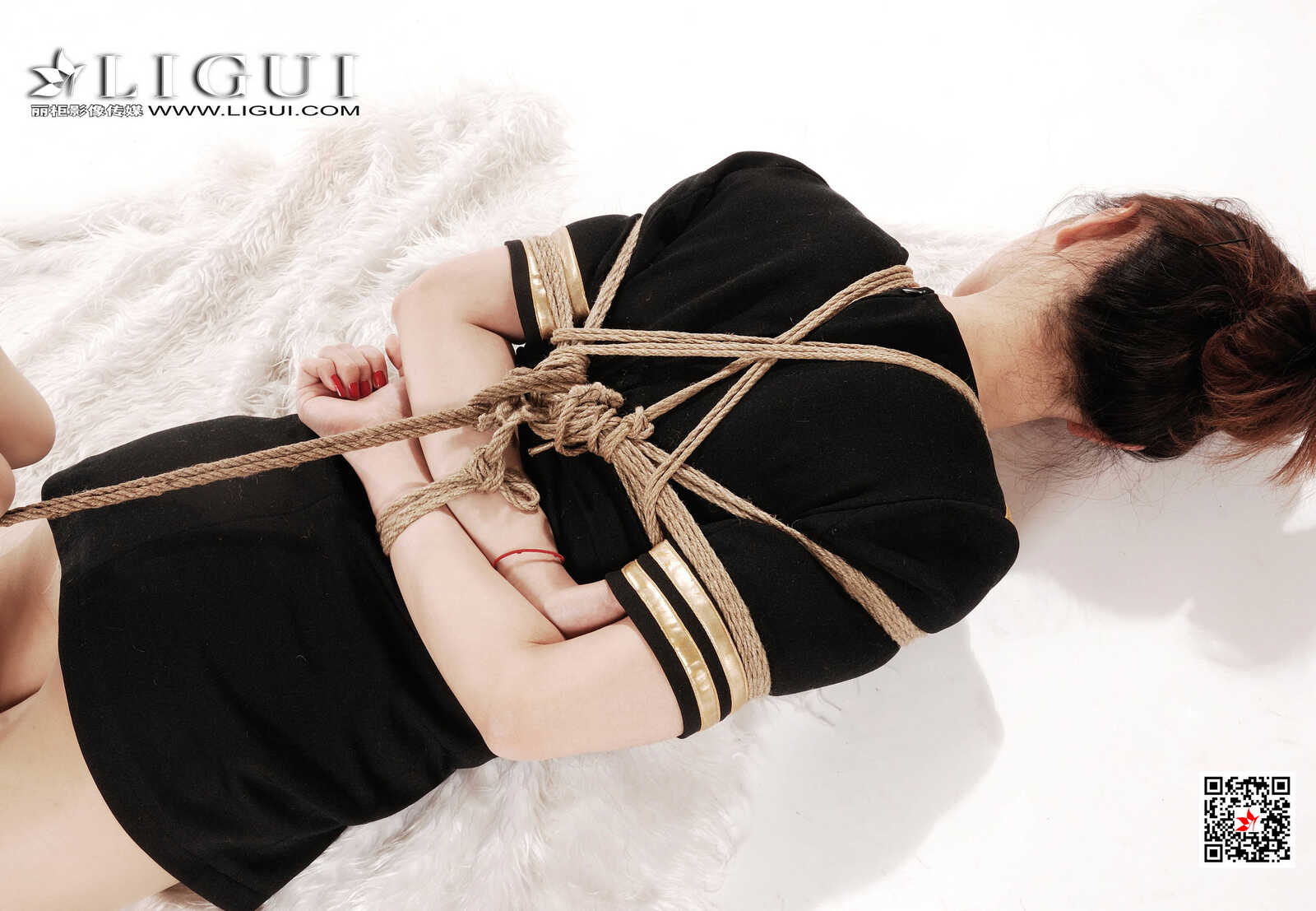 Model 佩佩《制服绳艺》 [丽柜美束Ligui] 写真集第2张