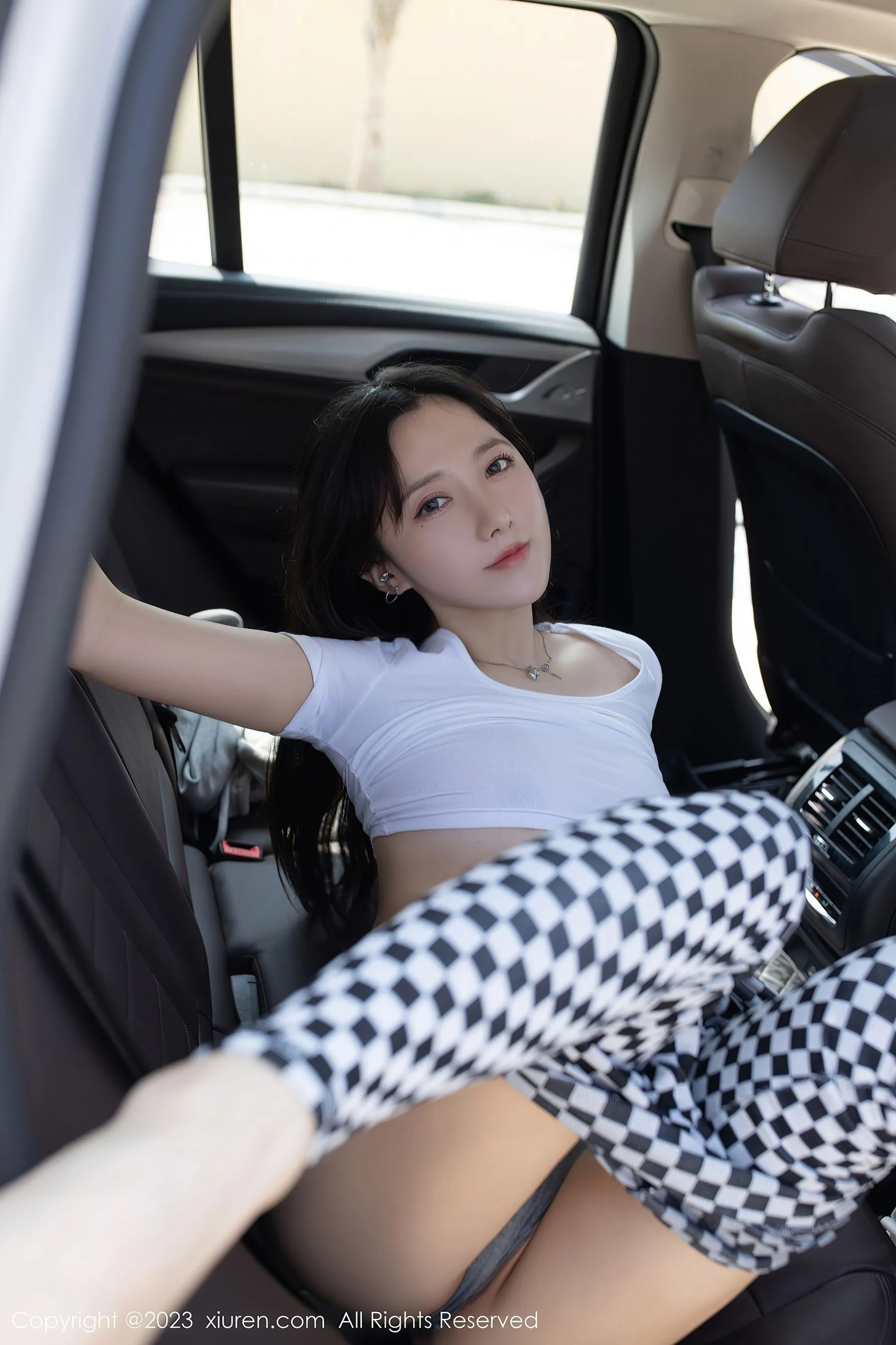 秀人网 No.6541 鱼子酱Fish 车拍美腿第9张