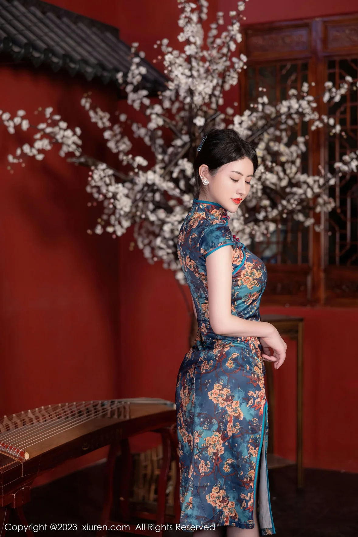  XiuRen 秀人 No.7051 诗诗kiki 蓝色图纹旗袍性感写真 [83P]第2张