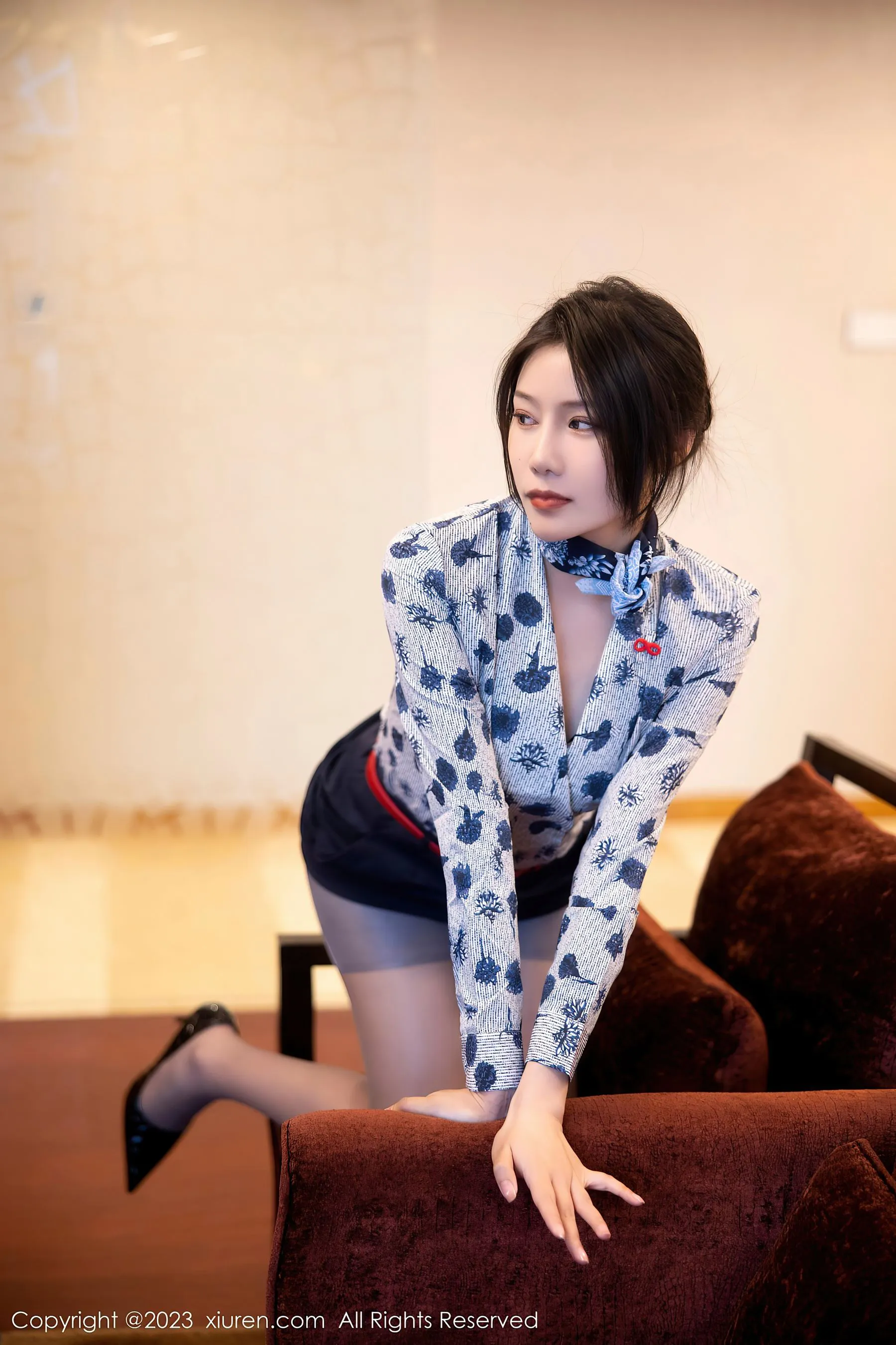  秀人网 No.6338 王楚璇 新人制服短裙第2张