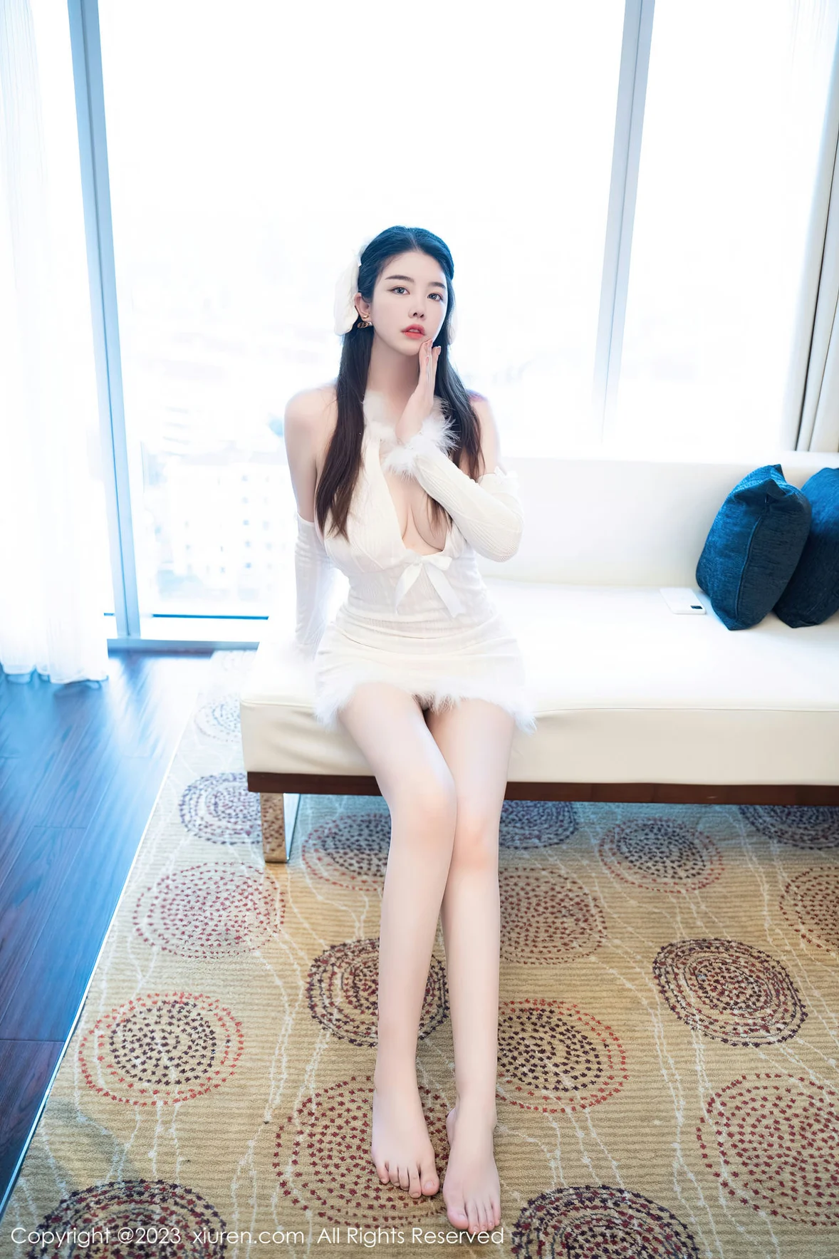  XiuRen 秀人 No.7172 樱桃小犊子 白色毛绒露肩性感写真 [56P]第2张