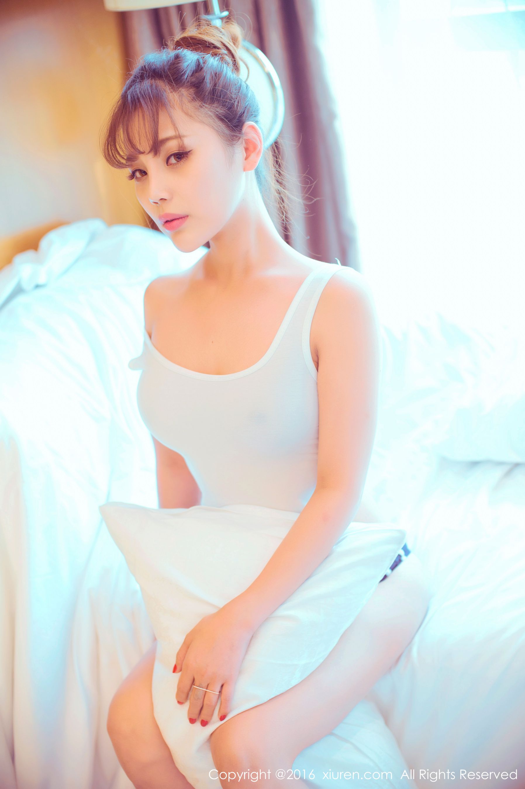 周予然《高叉泳衣、爆乳内衣、高跟美腿、白色超短工字背心装》 秀人网 No.633第14张