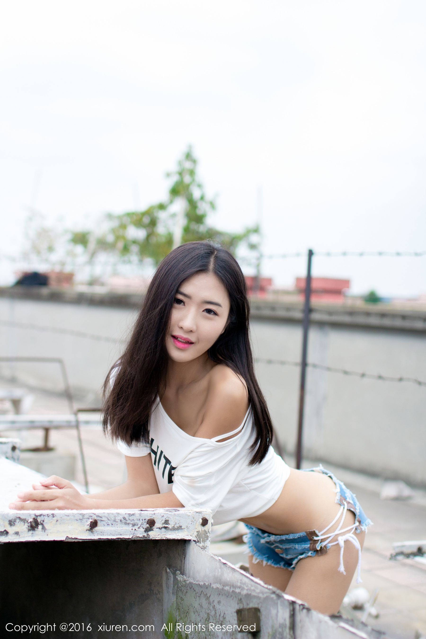 周琰琳LIN《红颜朱唇,宛若青莲出水》 秀人网 No.624第1张