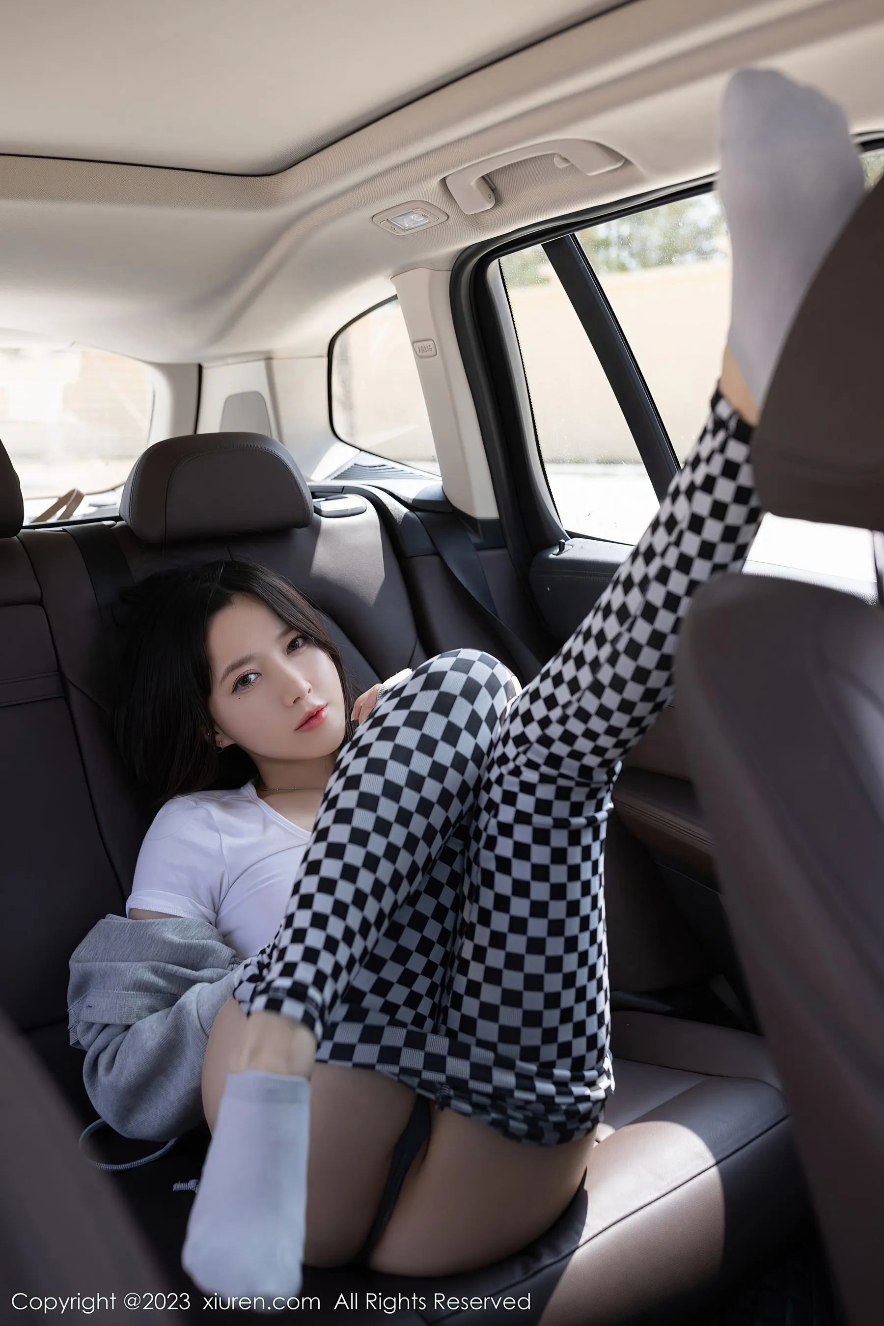 秀人网 No.6541 鱼子酱Fish 车拍美腿第3张