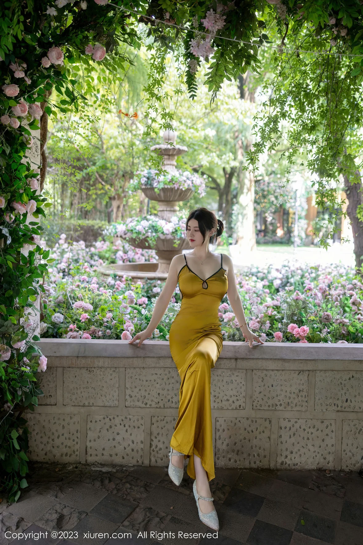 XiuRen 秀人 No.7302 诗诗kiki 吊带长裙性感写真 [84P]第15张
