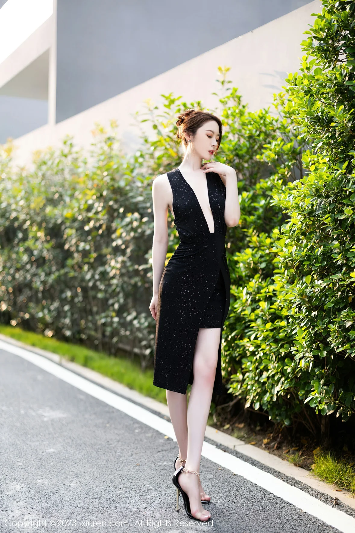  XiuRen 秀人 No.7031 梦心玥 黑色连衣长裙性感写真 [86P]第3张