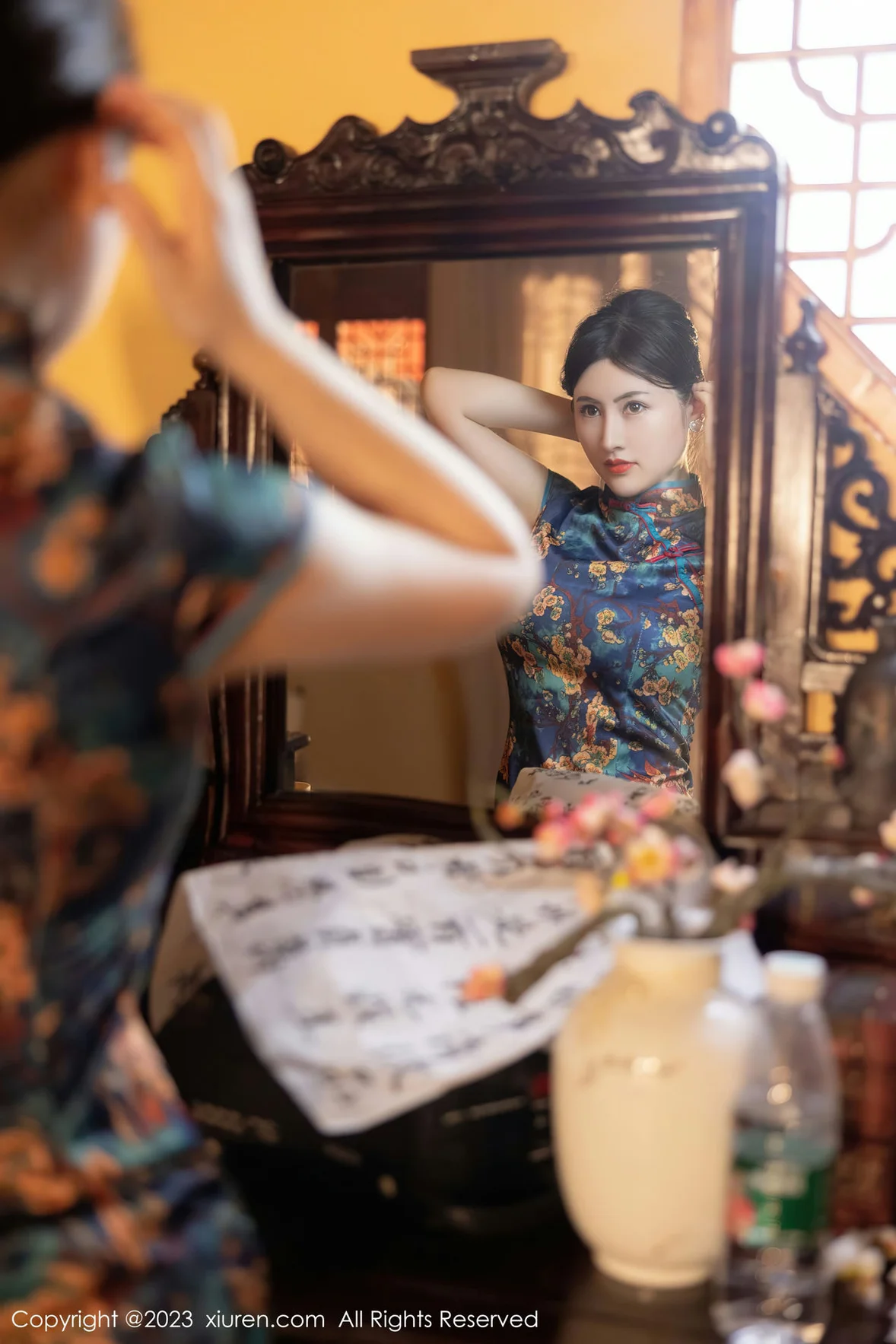  XiuRen 秀人 No.7051 诗诗kiki 蓝色图纹旗袍性感写真 [83P]第1张