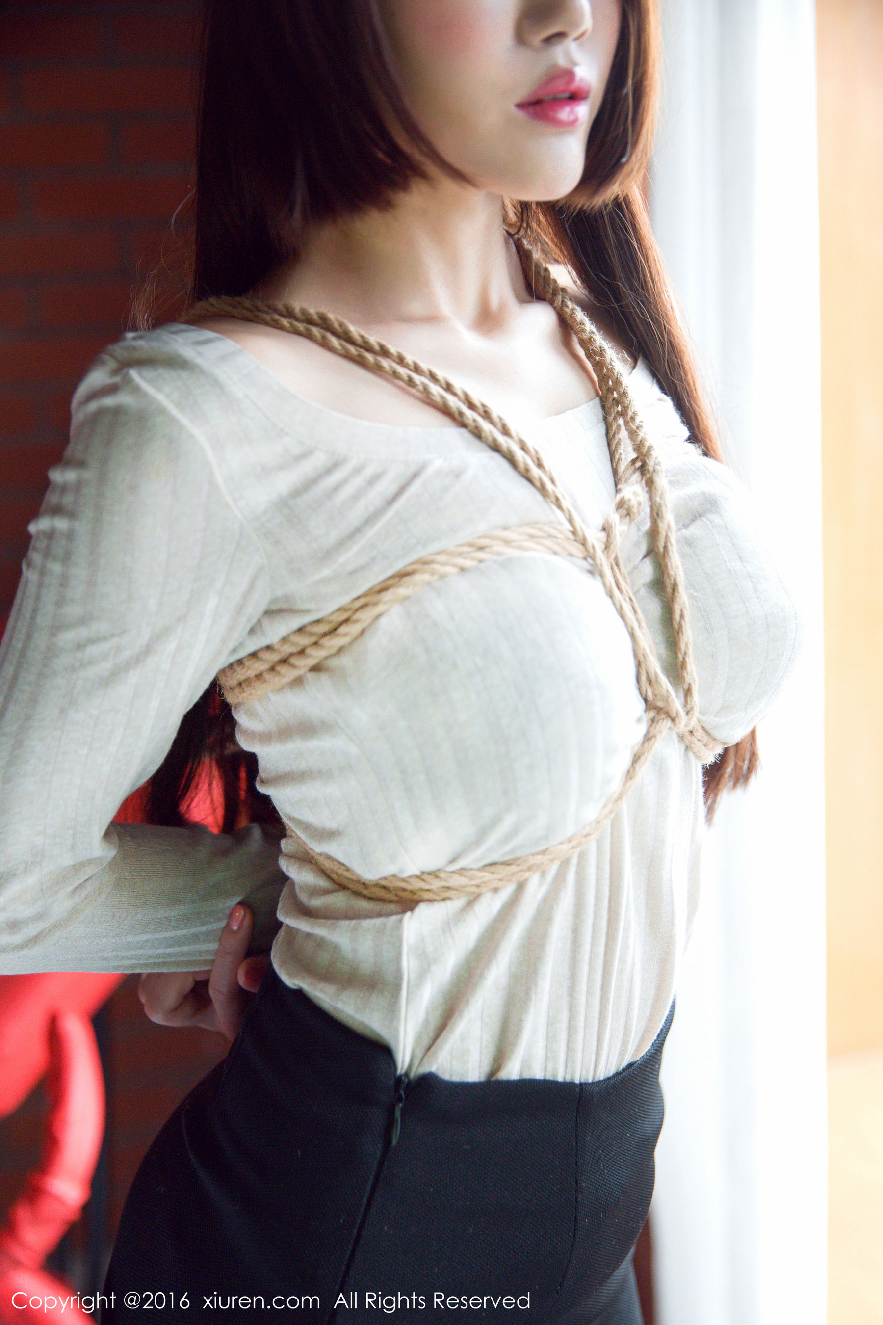 兜豆靓Youlina《黑丝制服束缚》 秀人网XIUREN No.733第4张