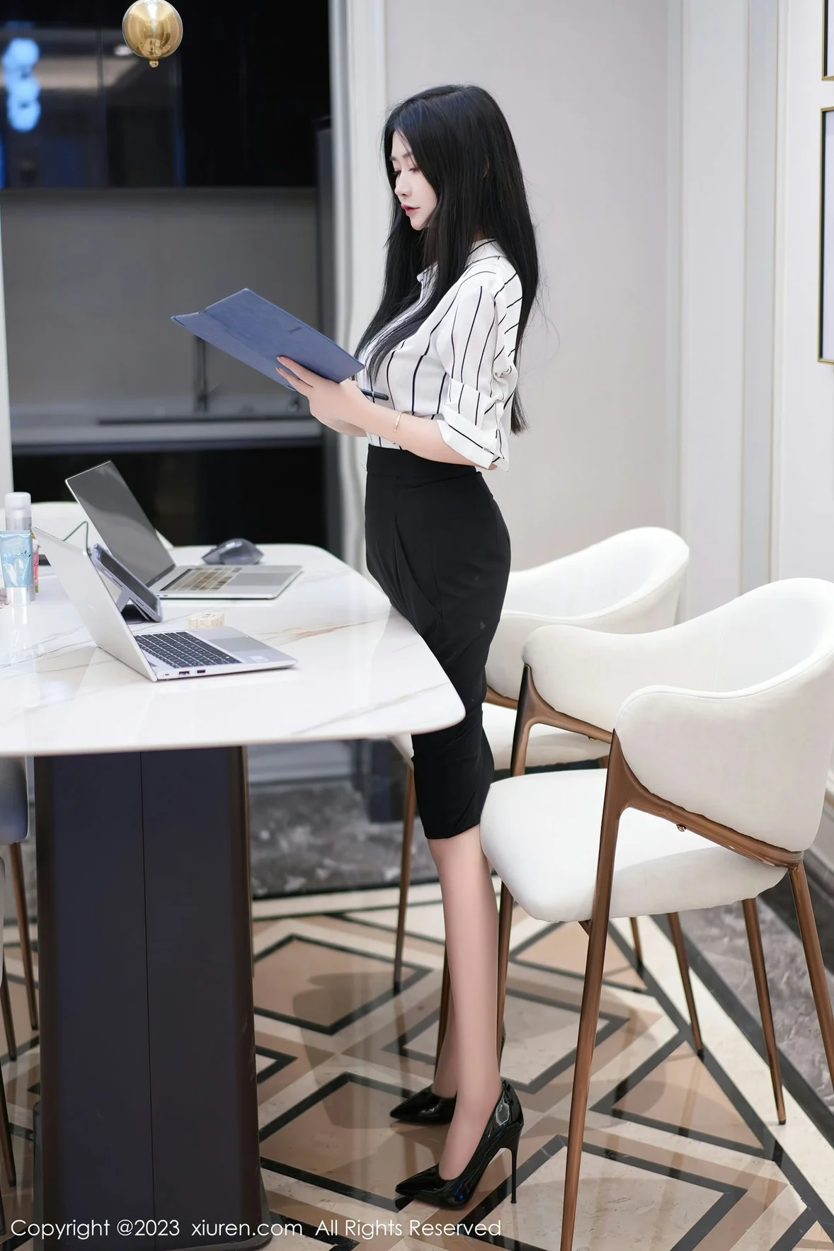  XiuRen 秀人 No.6845 laura阿姣 妩媚欲滴性感写真 [74P]第1张