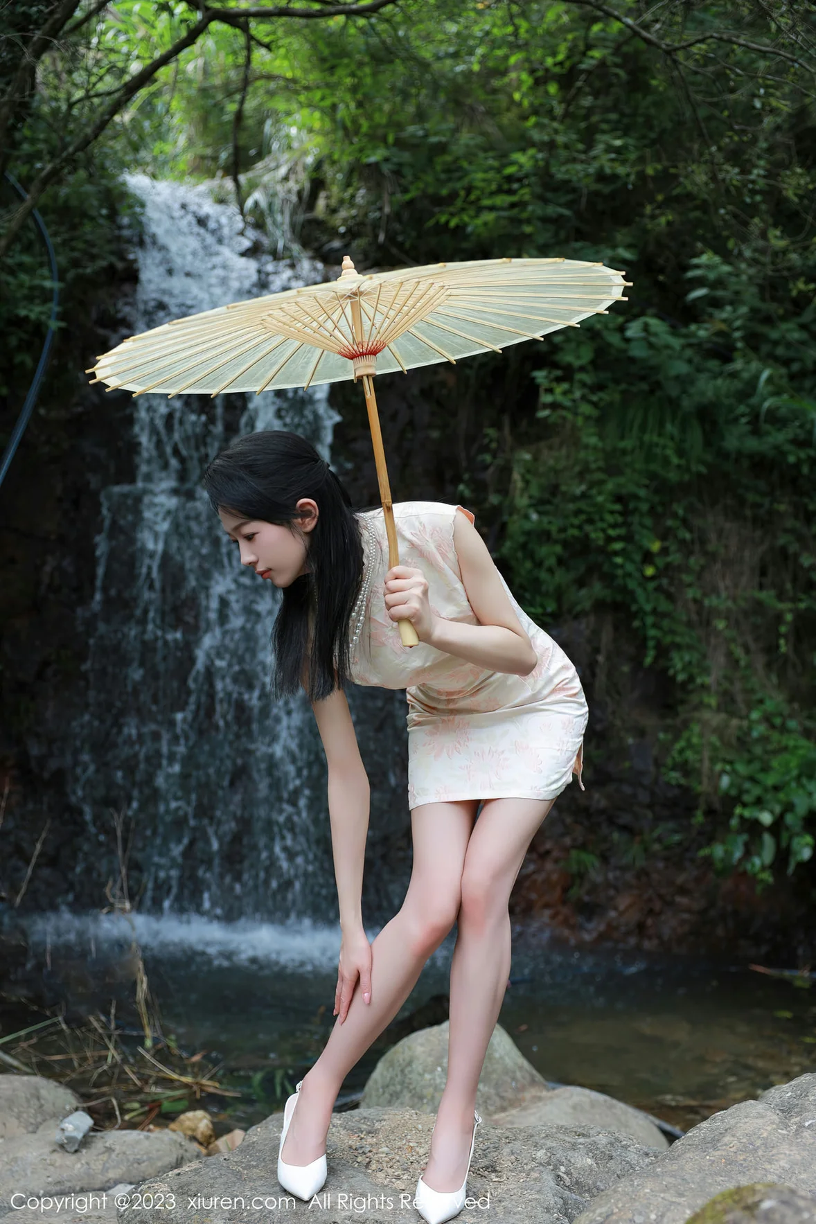  XiuRen 秀人 No.7234 糖豆sisi 户外溪边白色旗袍服饰 [61P]第2张