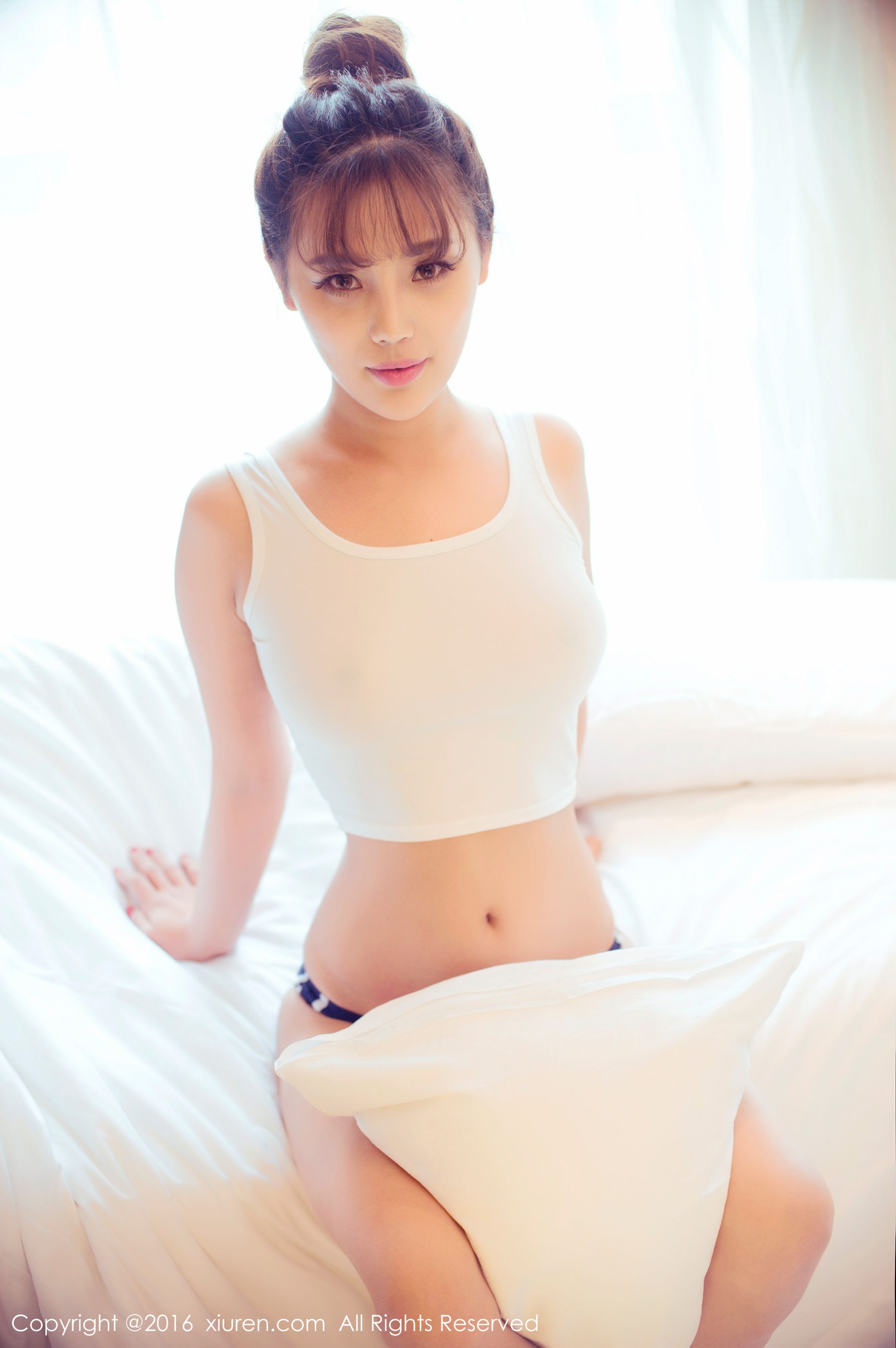 周予然《高叉泳衣、爆乳内衣、高跟美腿、白色超短工字背心装》 秀人网 No.633第1张