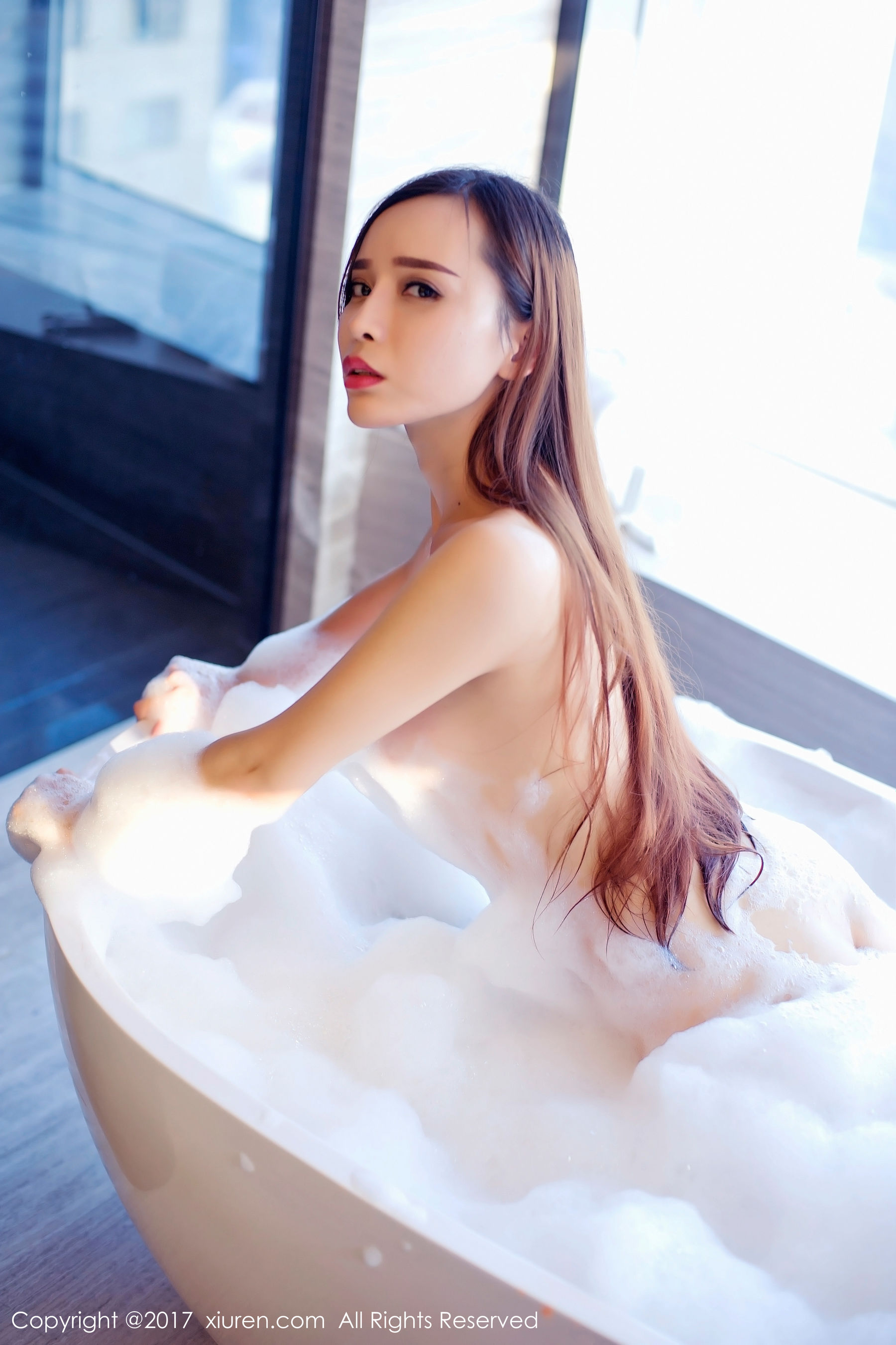 艾小青《人体泡沫浴+日系学生服泳池棒棒糖》 秀人 NO.866第9张