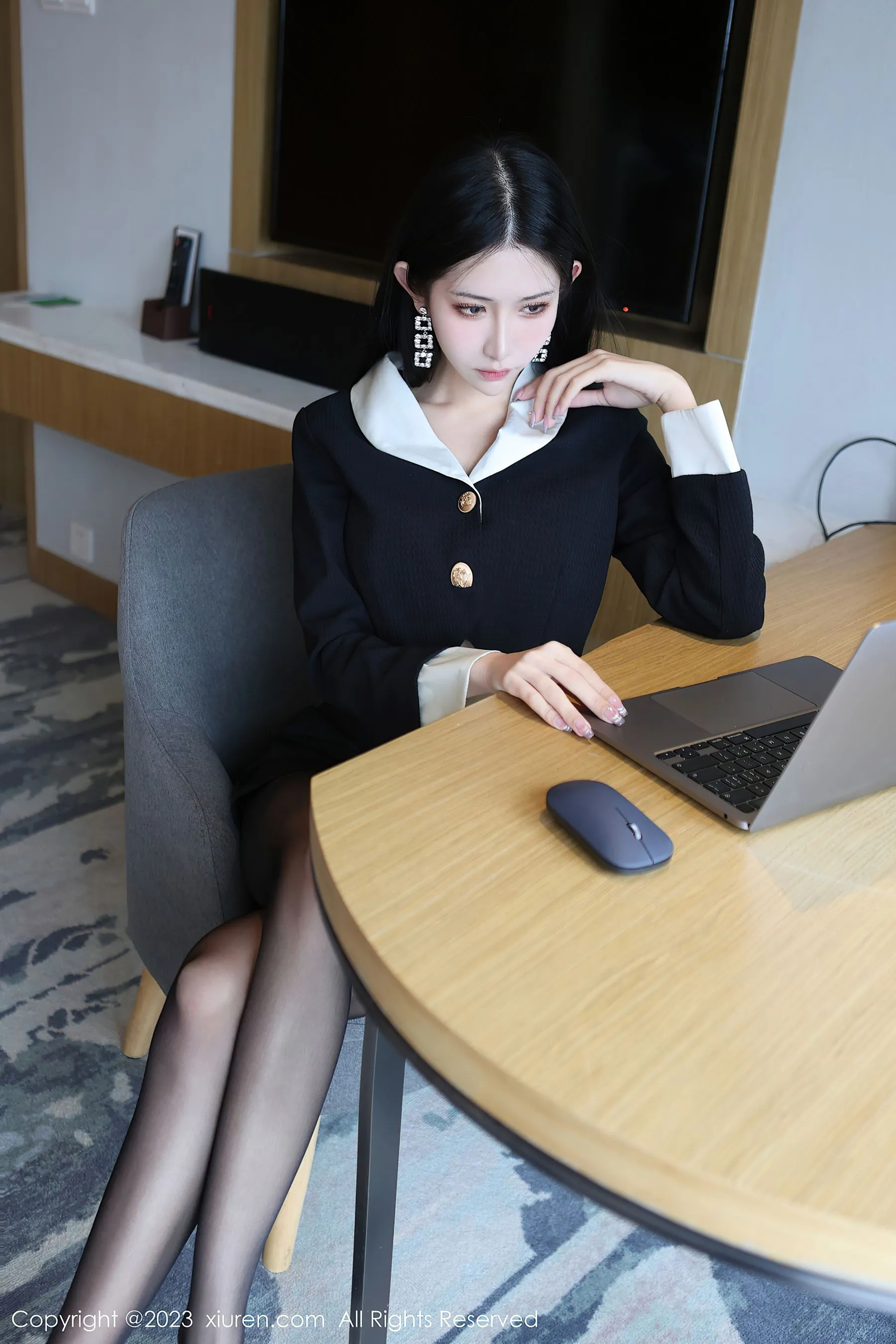  秀人网 No.6695 依娜Yina 黑丝美腿第24张