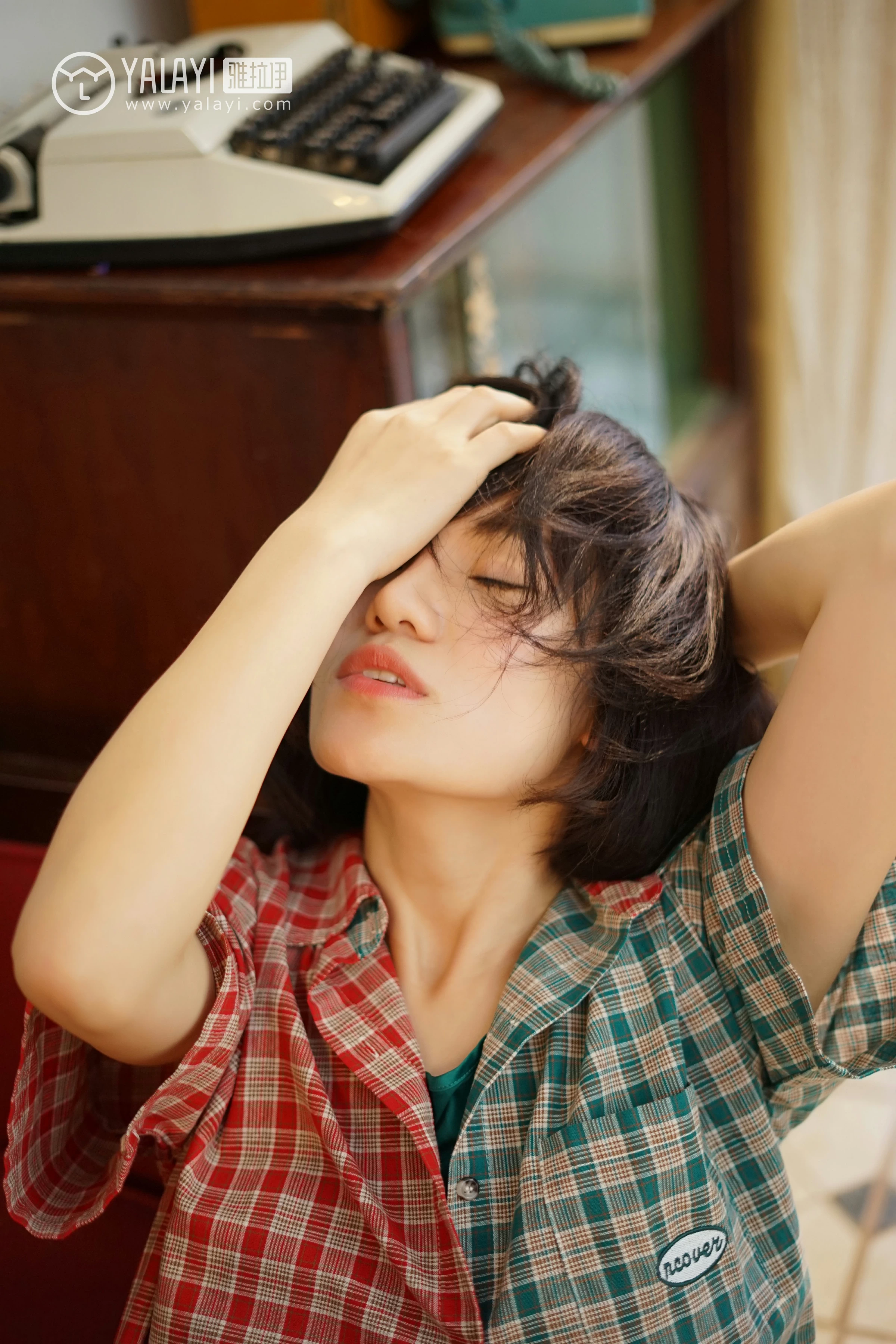 [YALAYI雅拉伊]NO.033 堕落天使 多香子 红色衬衫加吊带睡衣性感私房写真集第9张