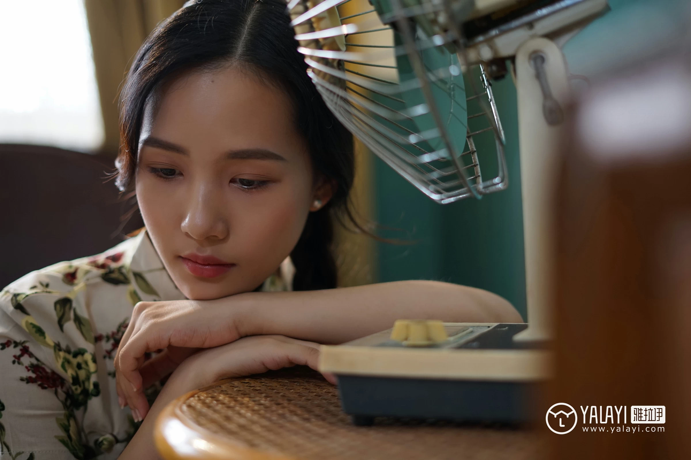 [YALAYI雅拉伊]NO.034 初见 卡柔 白色紧身旗袍与黑色吊带连衣裙性感私房写真集第3张