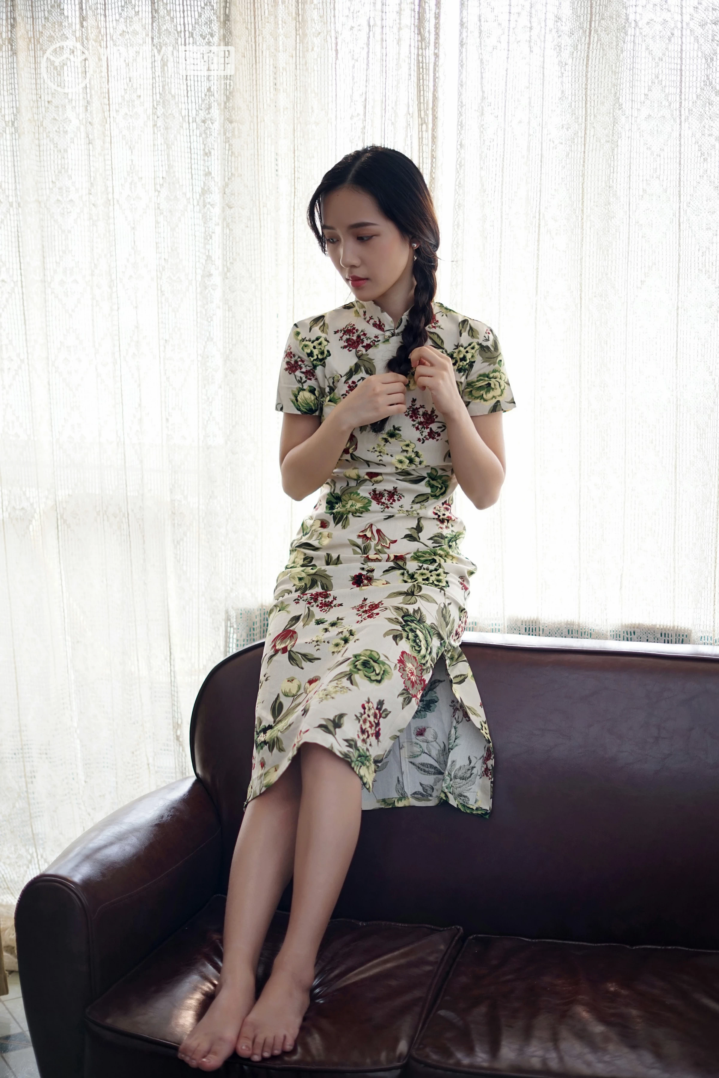 [YALAYI雅拉伊]NO.034 初见 卡柔 白色紧身旗袍与黑色吊带连衣裙性感私房写真集第2张