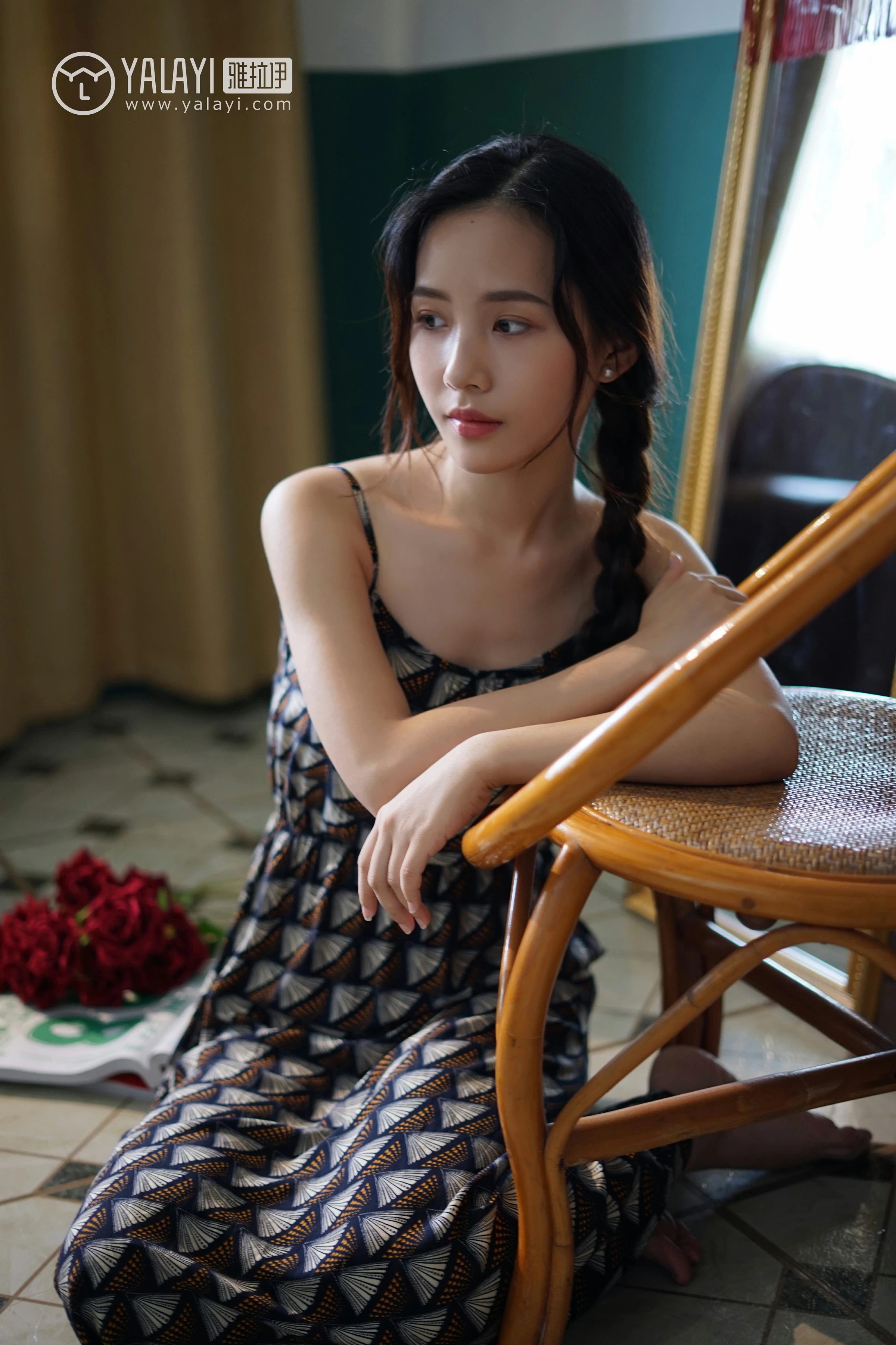 [YALAYI雅拉伊]NO.034 初见 卡柔 白色紧身旗袍与黑色吊带连衣裙性感私房写真集第7张