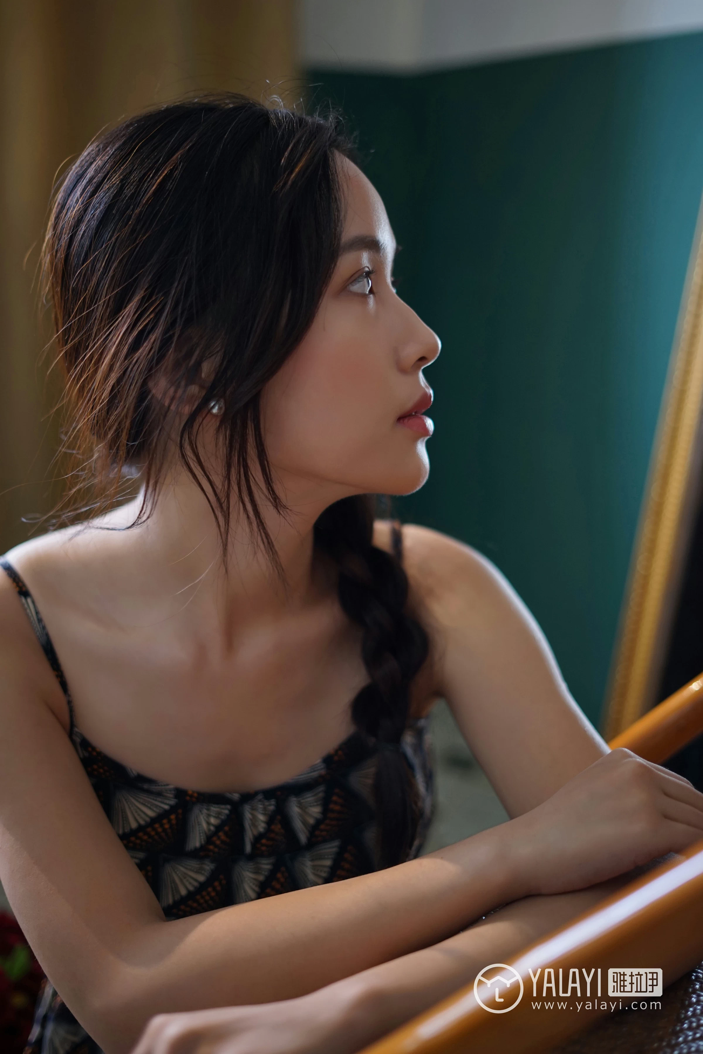 [YALAYI雅拉伊]NO.034 初见 卡柔 白色紧身旗袍与黑色吊带连衣裙性感私房写真集第8张