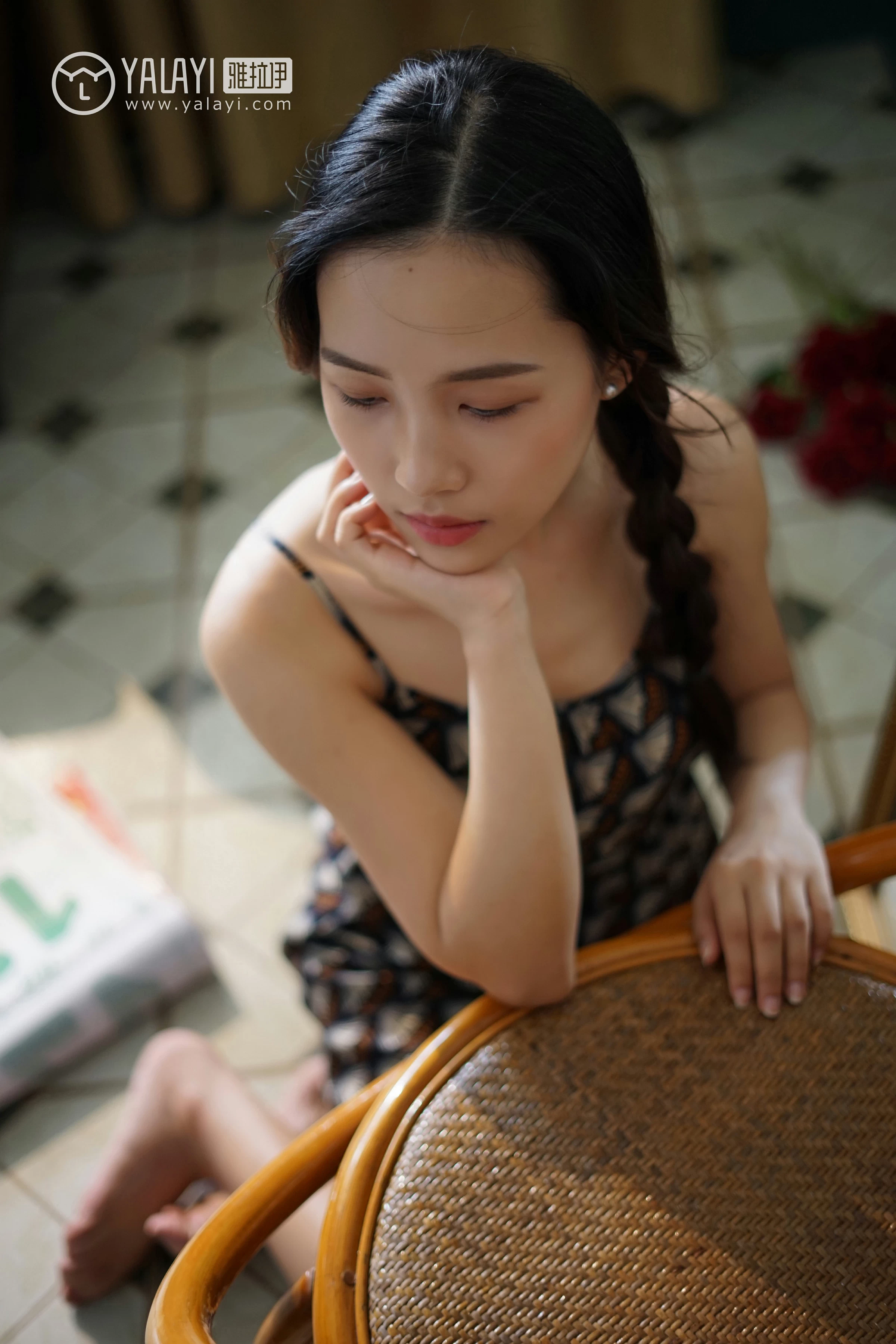 [YALAYI雅拉伊]NO.034 初见 卡柔 白色紧身旗袍与黑色吊带连衣裙性感私房写真集第9张