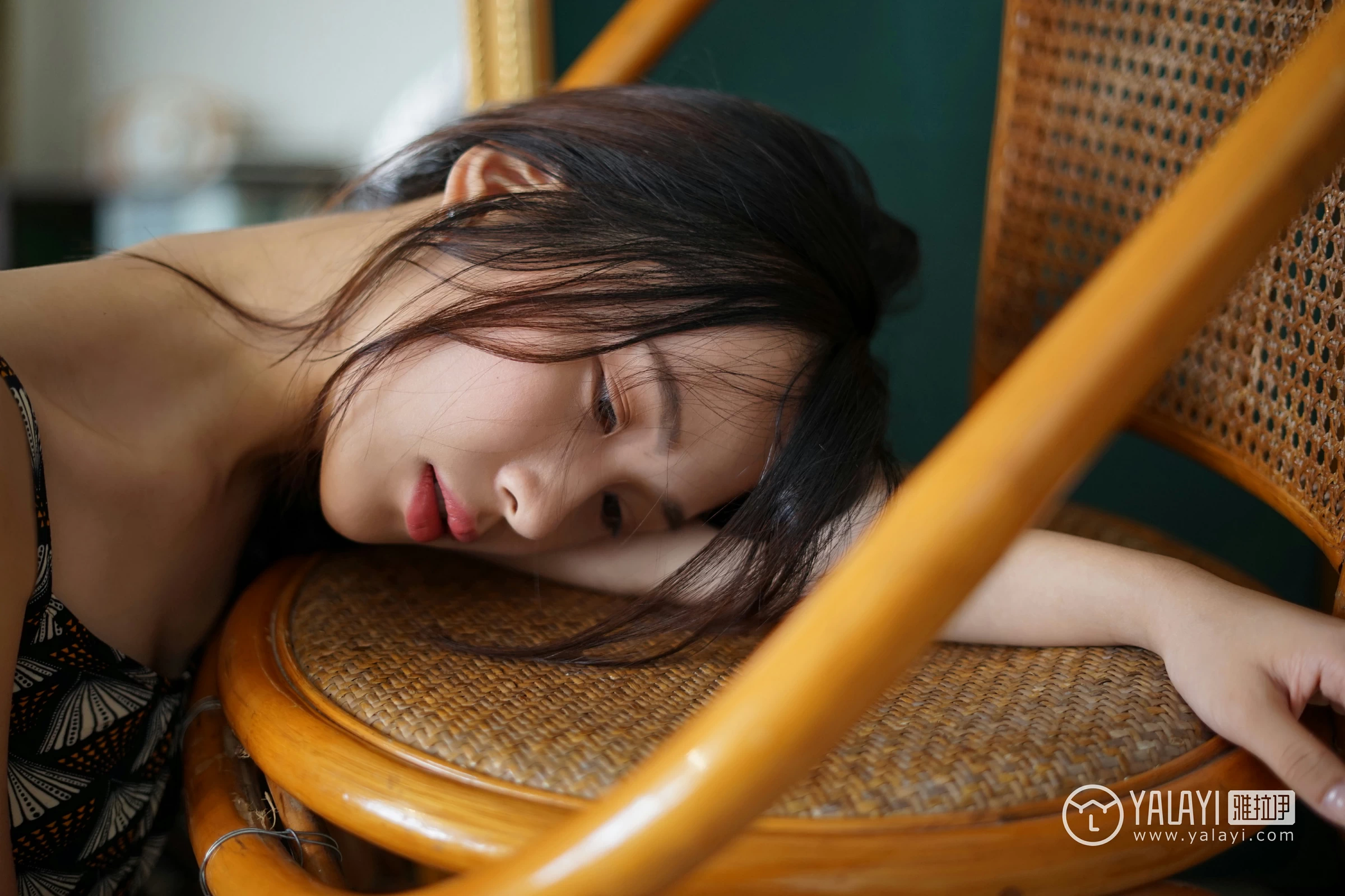 [YALAYI雅拉伊]NO.034 初见 卡柔 白色紧身旗袍与黑色吊带连衣裙性感私房写真集第11张