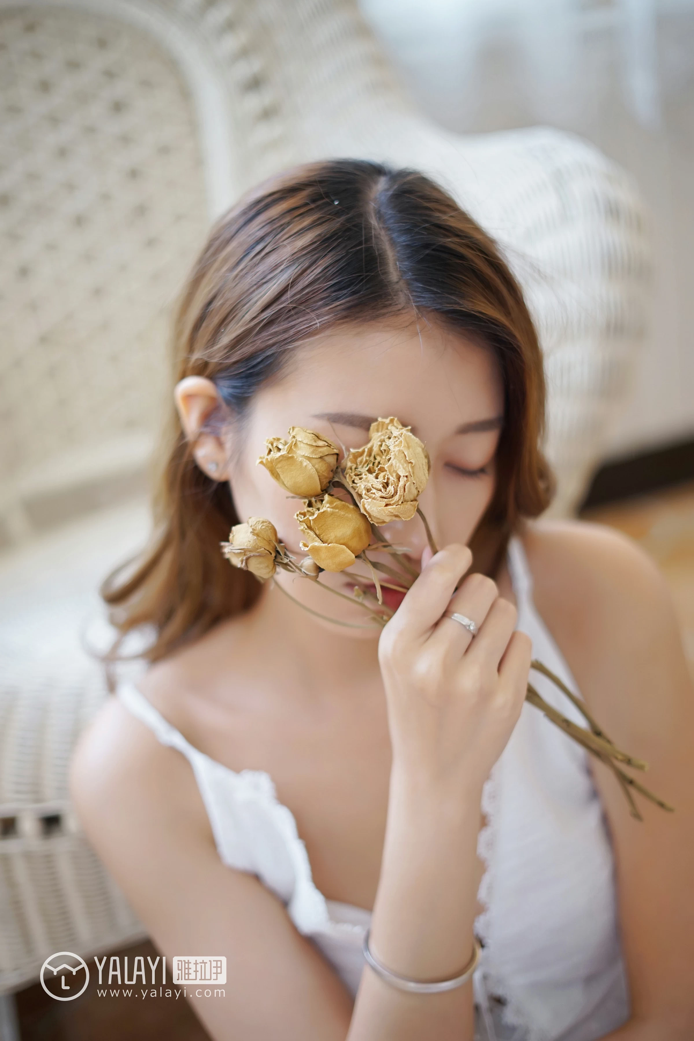 [YALAYI雅拉伊]NO.037 午后阳光 饰媛 白色吊带蕾丝连衣裙性感私房写真集第8张